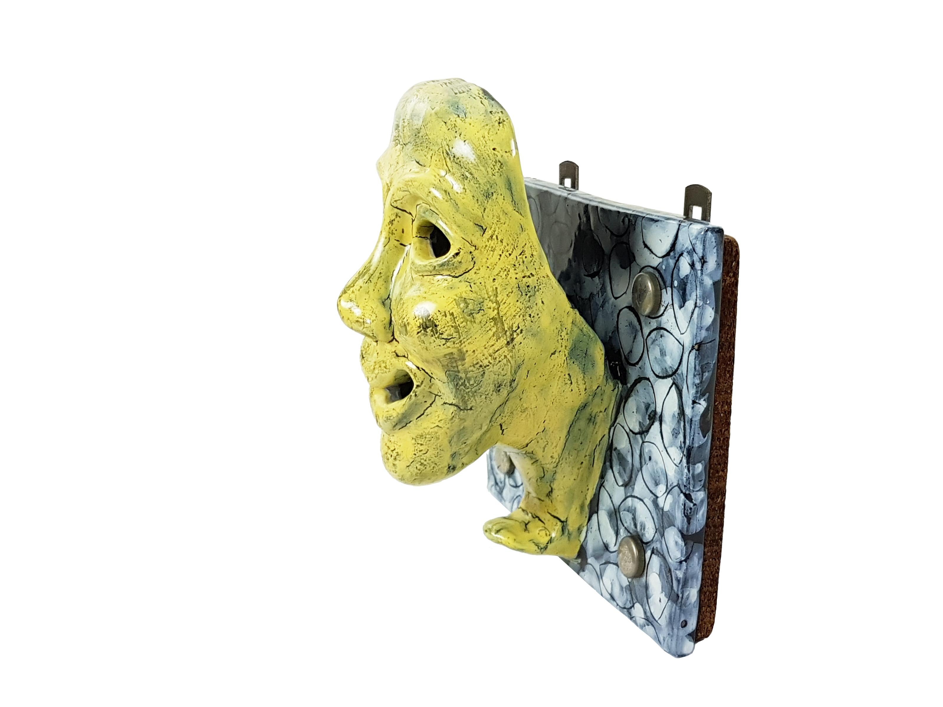 Mid-Century Modern Paire d'accroches murales en céramique bleue et jaune en forme de visage, datant des années 1950, par S. Polo en vente