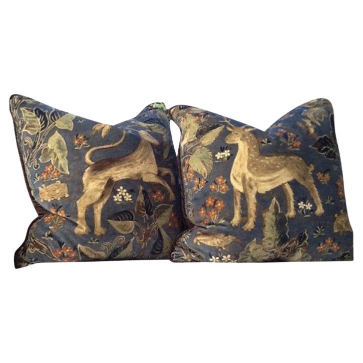 Pareja de cojines azules Zoffany Terciopelo Escena Animal 22" Rellenos de Plumón en venta