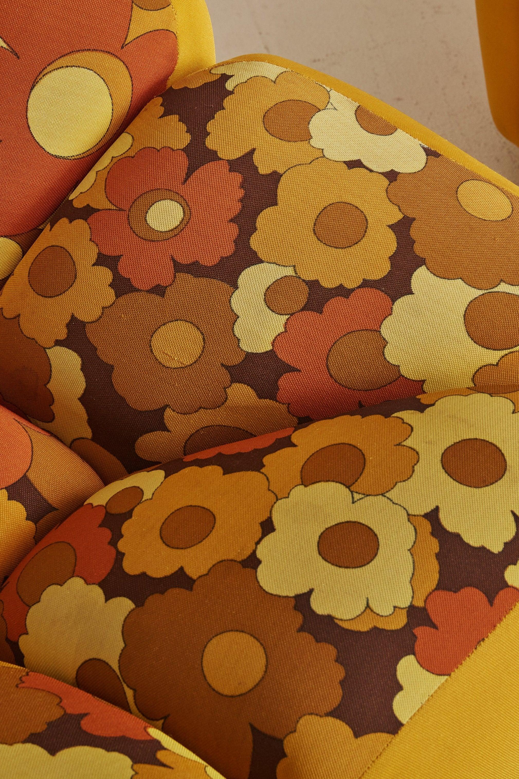 Coppia di sedie da salotto floreali 'Blumen' di Henning Korch per Swan Italiana, anni '70 In condizioni buone in vendita a Chicago, IL