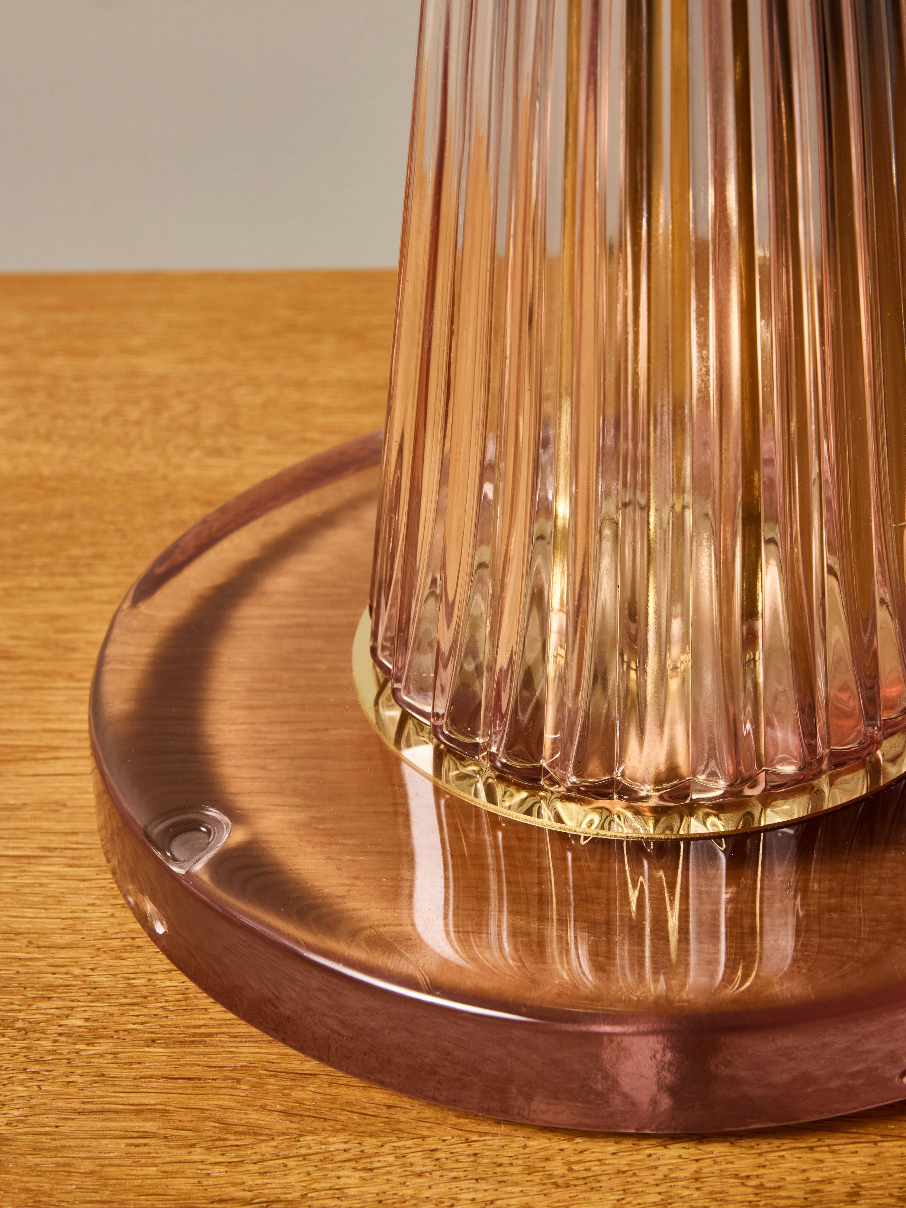 Coppia di lampade da tavolo in vetro soffiato a mano color rosa smeraldo e accenti in ottone in vendita 3