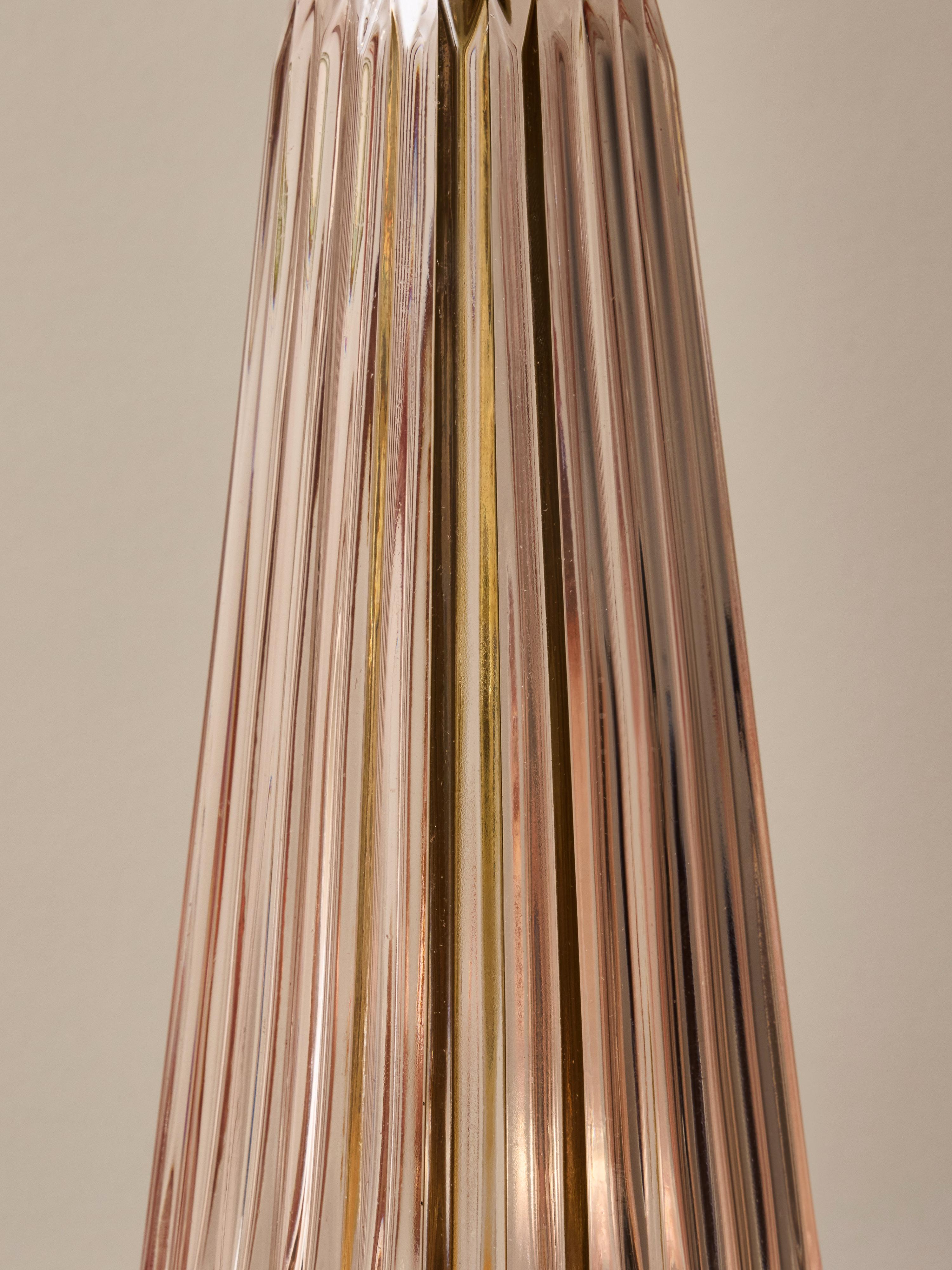 Coppia di lampade da tavolo in vetro soffiato a mano color rosa smeraldo e accenti in ottone in vendita 4