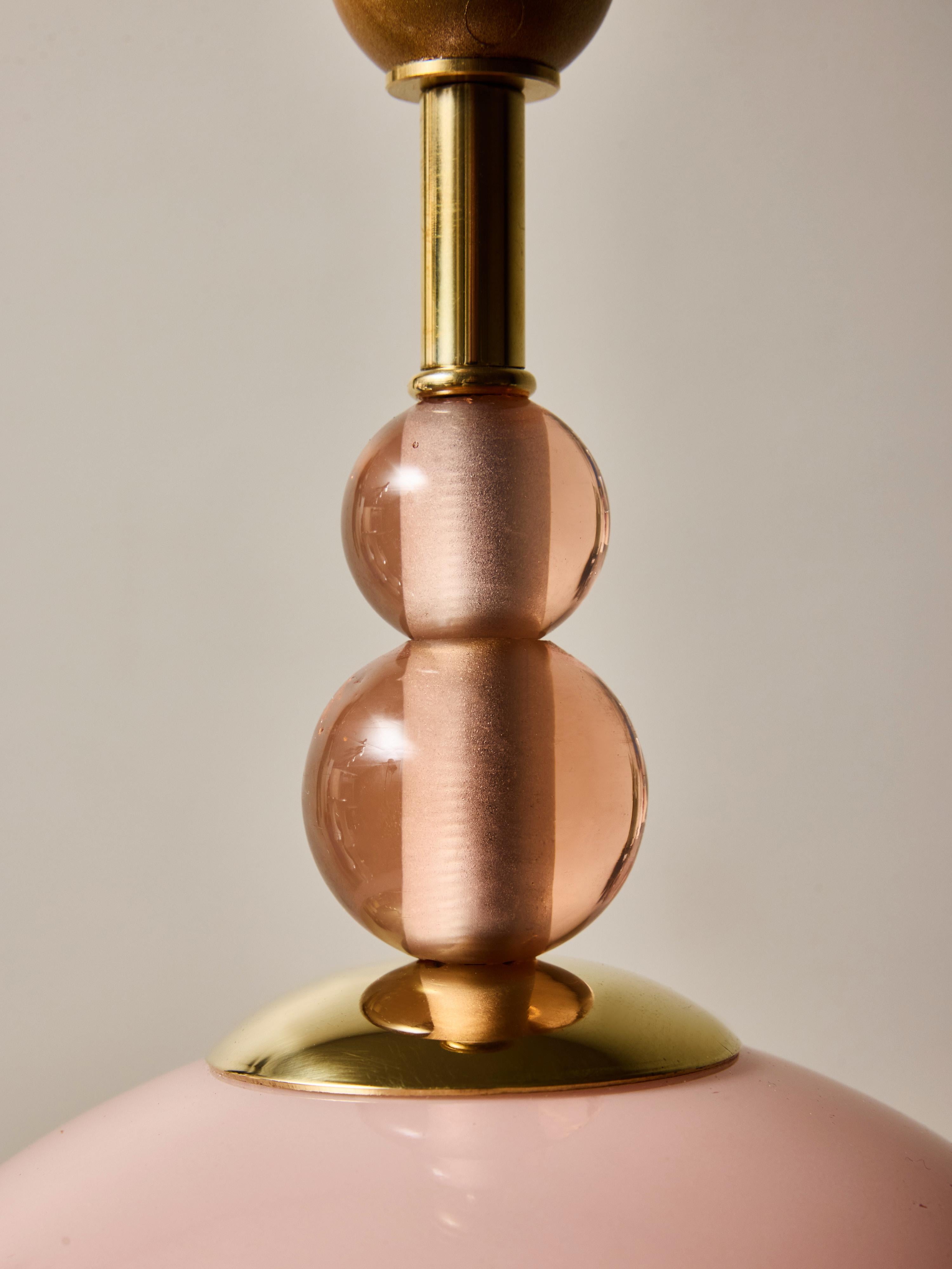 Coppia di lampade da tavolo in vetro soffiato a mano color rosa smeraldo e accenti in ottone in vendita 5