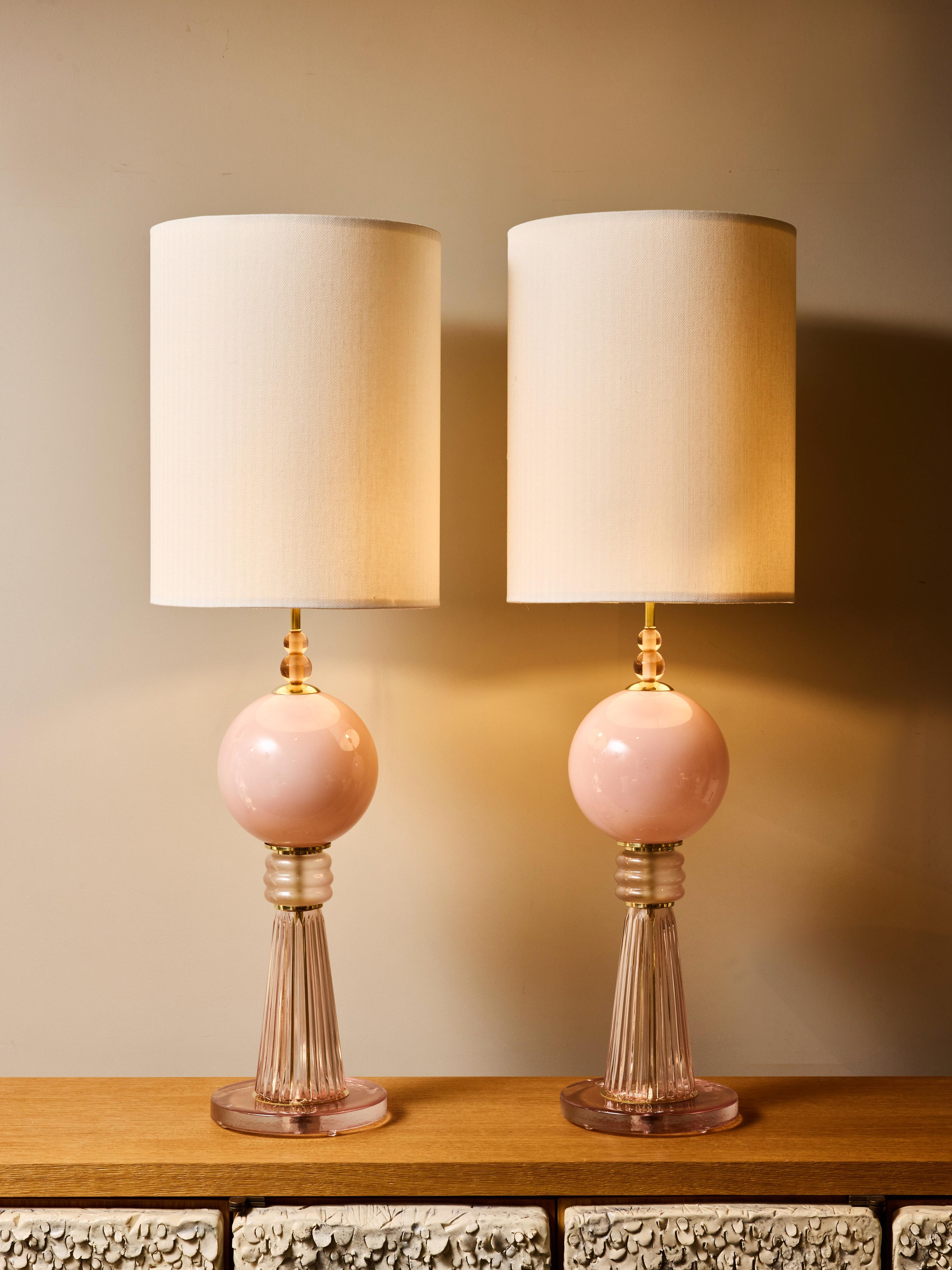 Mid-Century moderno Coppia di lampade da tavolo in vetro soffiato a mano color rosa smeraldo e accenti in ottone in vendita