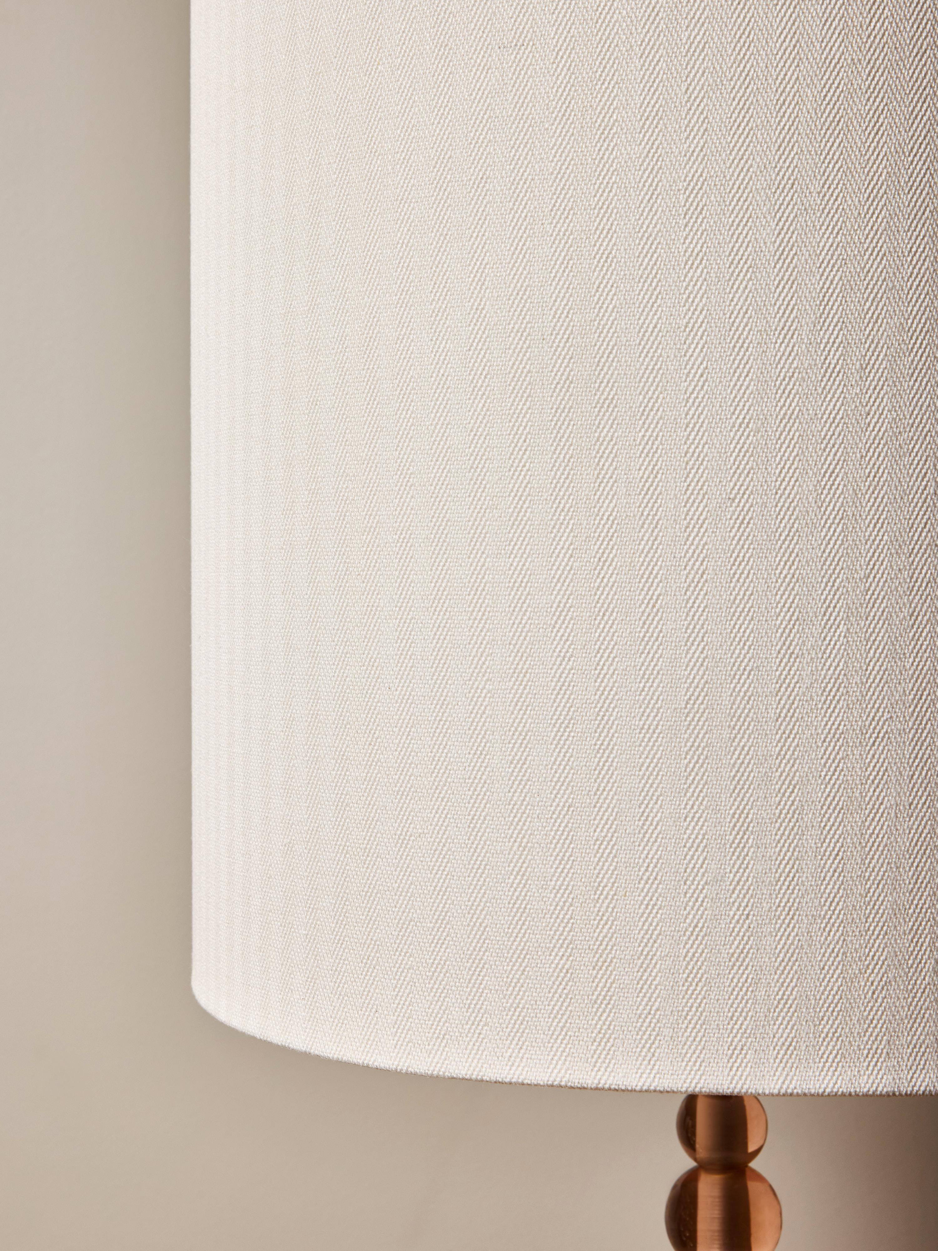 Italiano Coppia di lampade da tavolo in vetro soffiato a mano color rosa smeraldo e accenti in ottone in vendita