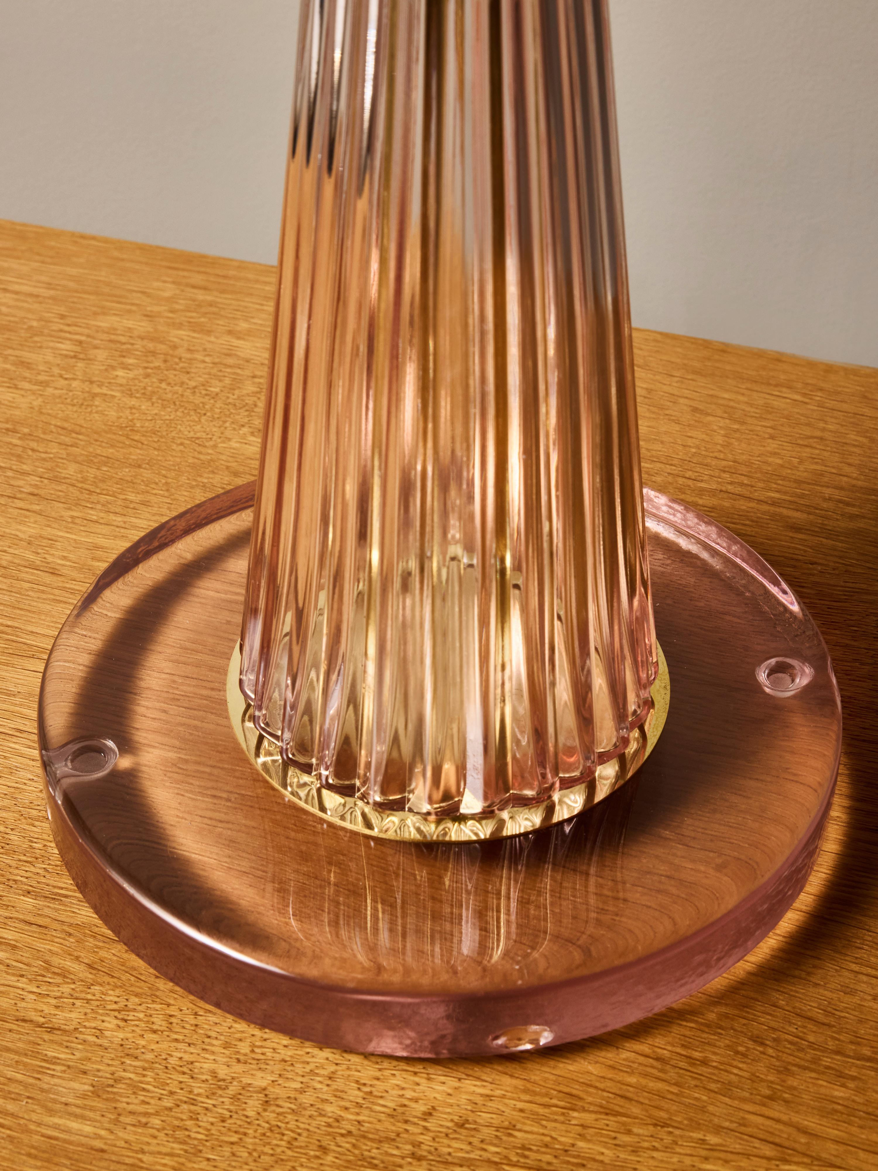 Coppia di lampade da tavolo in vetro soffiato a mano color rosa smeraldo e accenti in ottone In condizioni Nuovo in vendita a Saint-Ouen, IDF