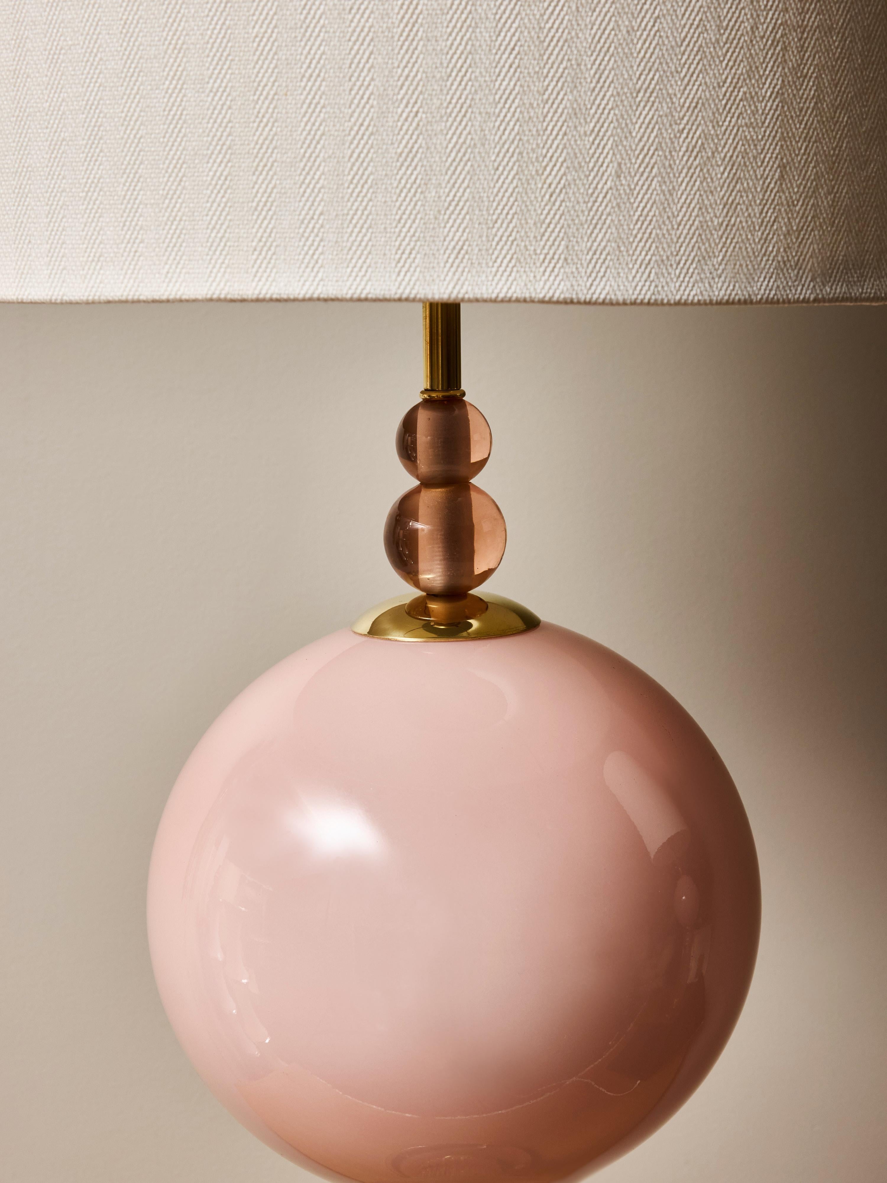 XXI secolo e contemporaneo Coppia di lampade da tavolo in vetro soffiato a mano color rosa smeraldo e accenti in ottone in vendita