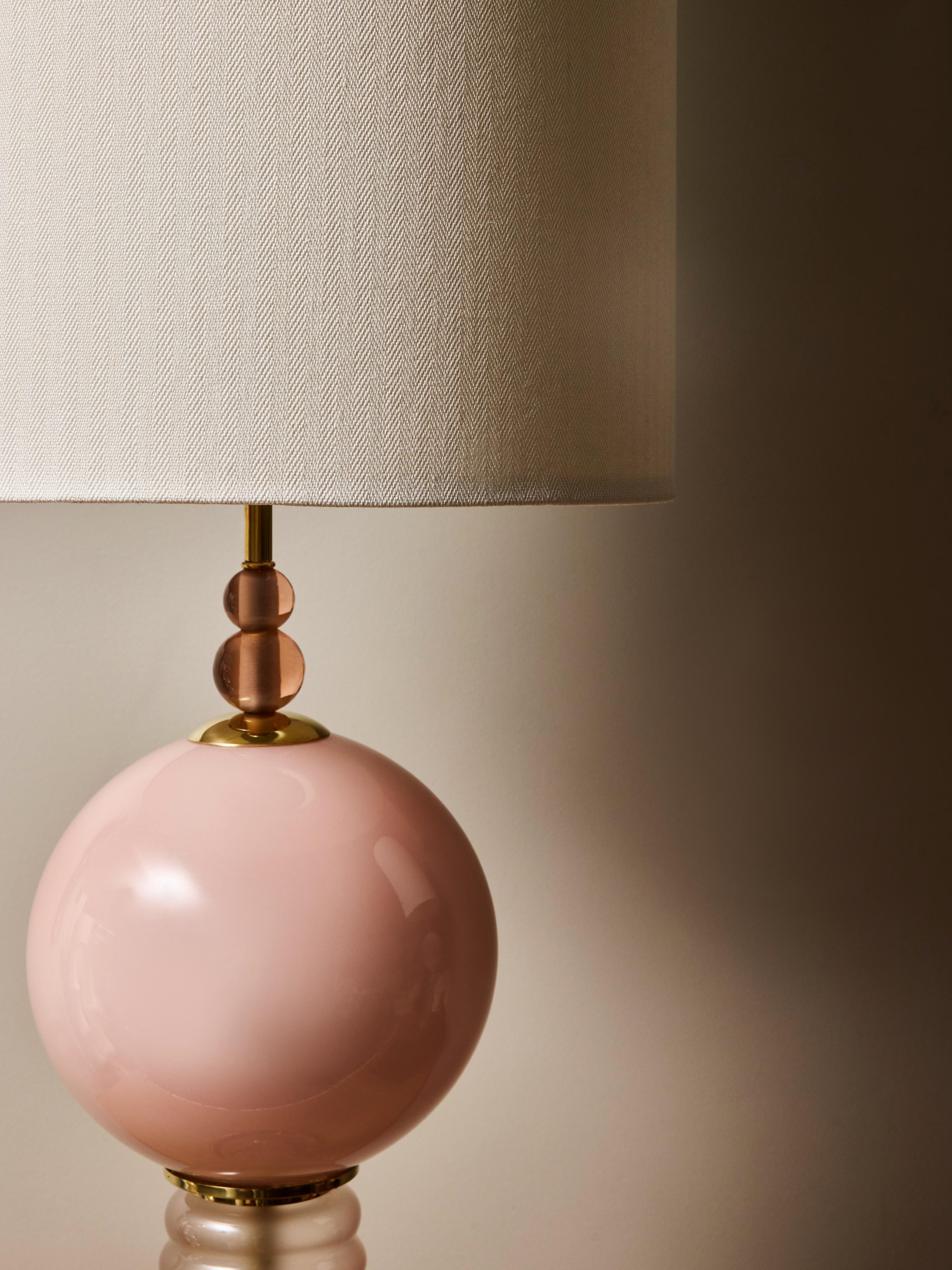 Ottone Coppia di lampade da tavolo in vetro soffiato a mano color rosa smeraldo e accenti in ottone in vendita