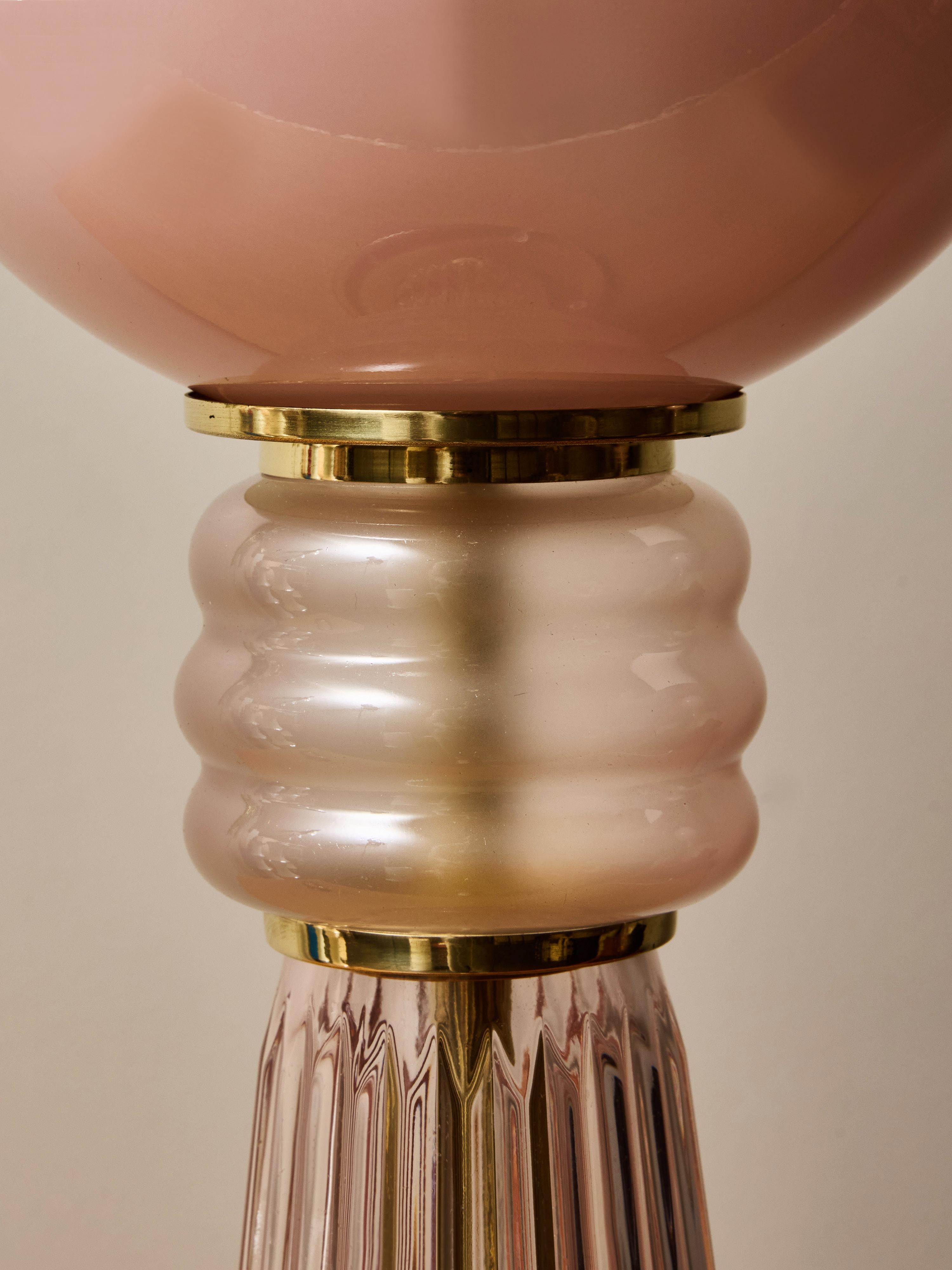 Coppia di lampade da tavolo in vetro soffiato a mano color rosa smeraldo e accenti in ottone in vendita 1
