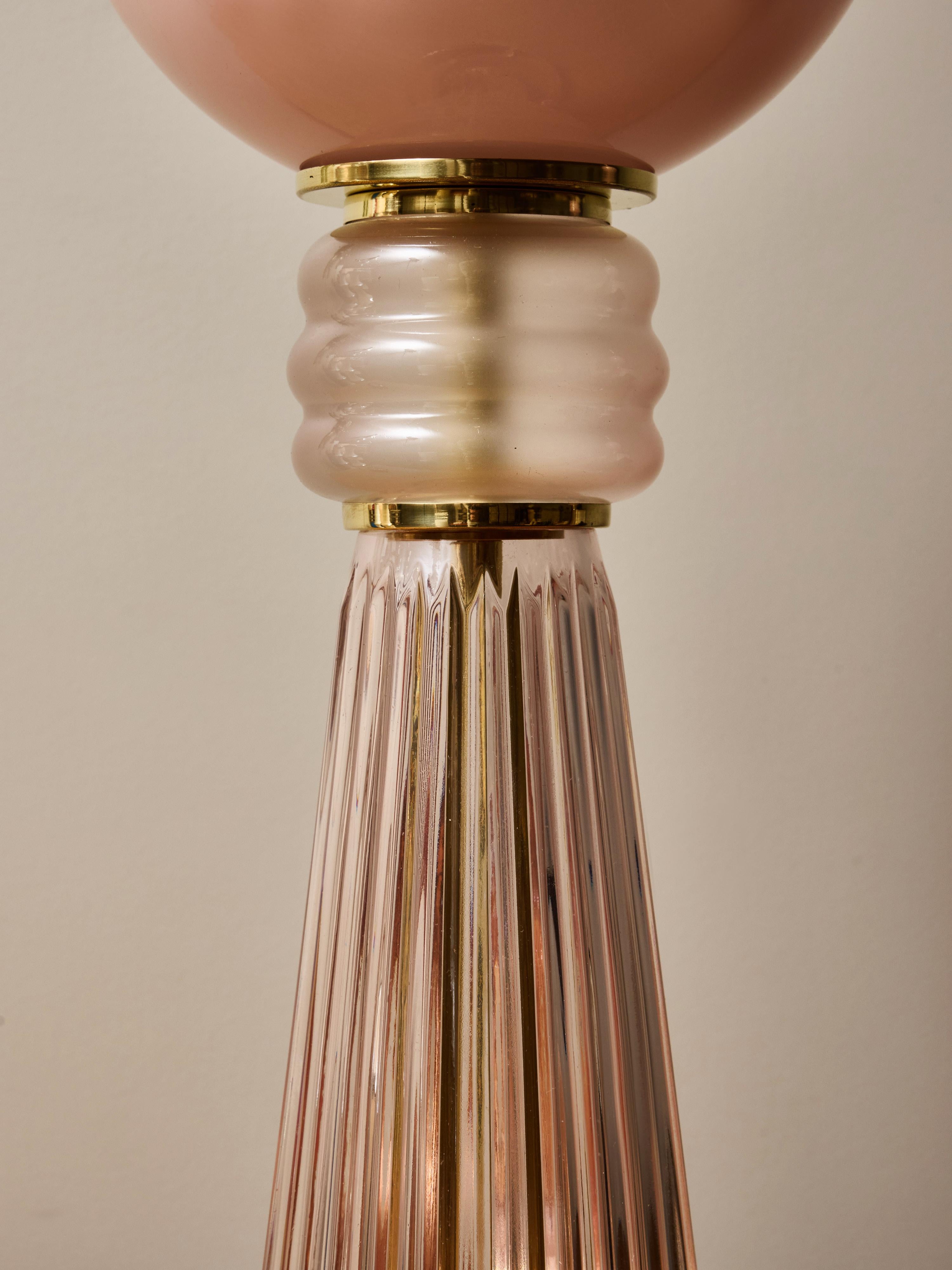 Coppia di lampade da tavolo in vetro soffiato a mano color rosa smeraldo e accenti in ottone in vendita 2