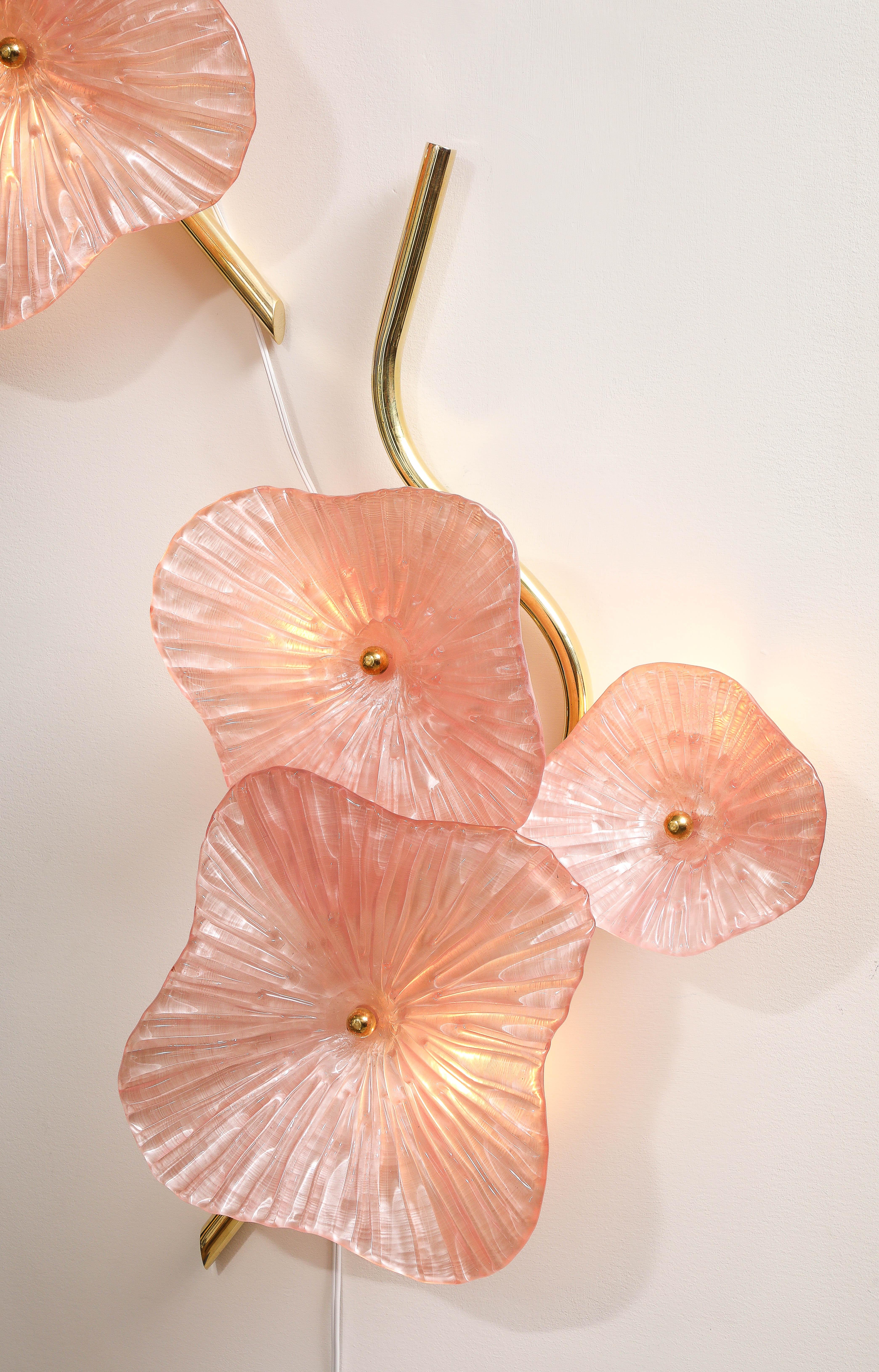 Pair of Blush Pink Murano Glas Blume Wandleuchte oder Wandkunst mit Messingrahmen. Handgegossene und geformte Murano-Glasblumen in rosa Farbe sind mit einer Messingkappe an Messingstielen befestigt. Die Murano-Glasblumen variieren in ihrer Größe und