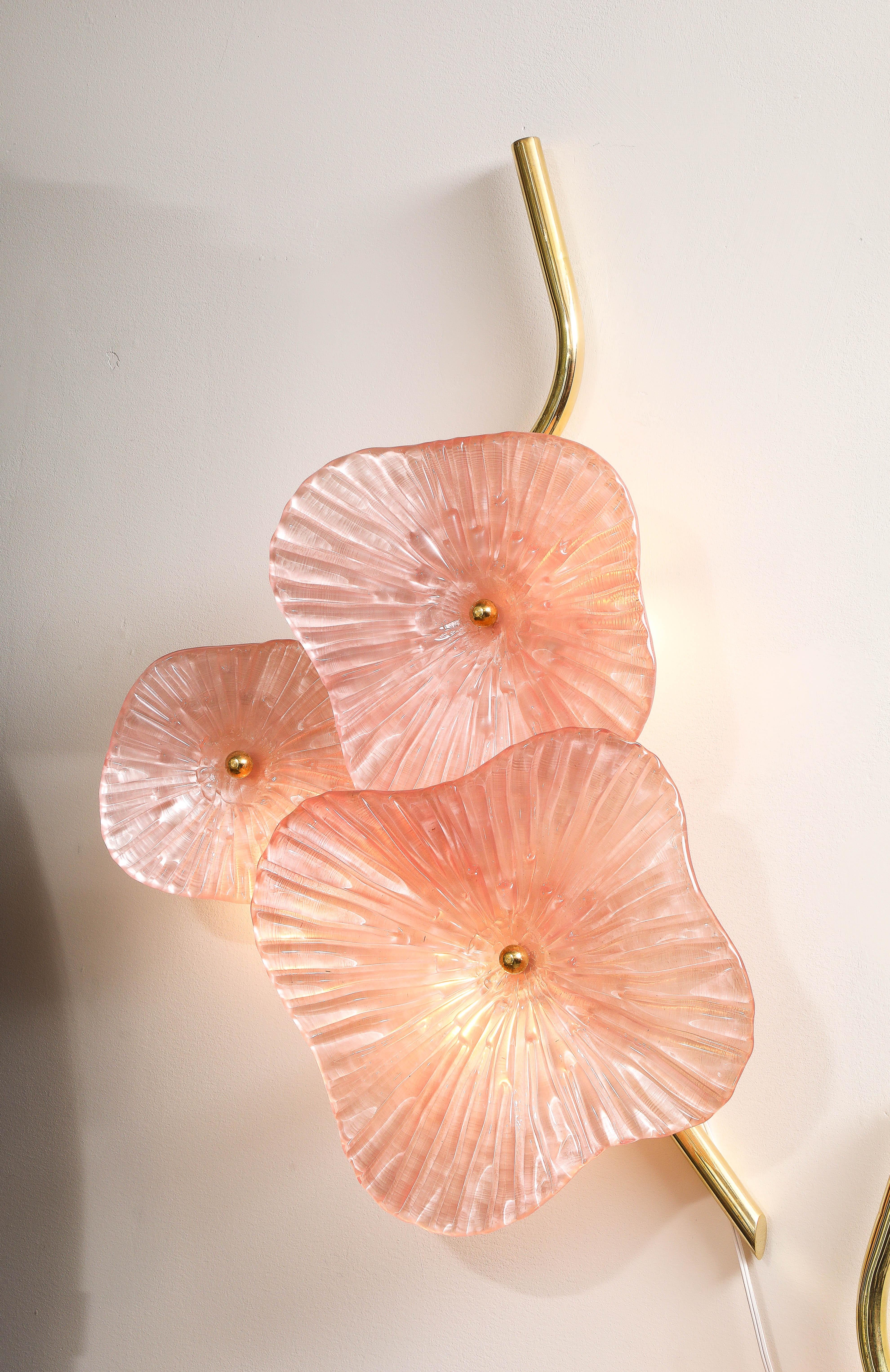 Fait main  Paire d'appliques en verre de Murano « Flower » et laiton rose pâle, Italie en vente