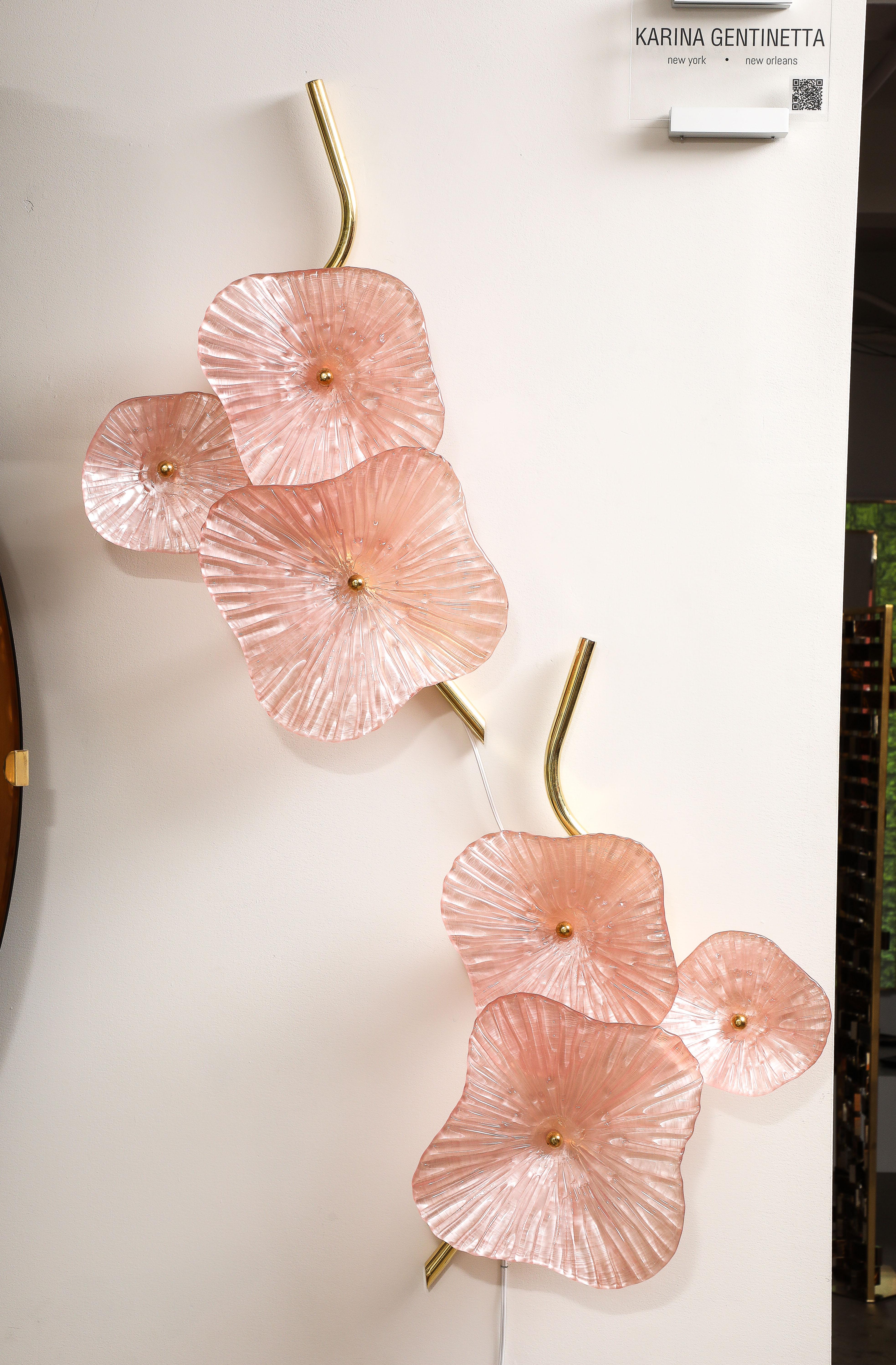  Paire d'appliques en verre de Murano « Flower » et laiton rose pâle, Italie Neuf - En vente à New York, NY