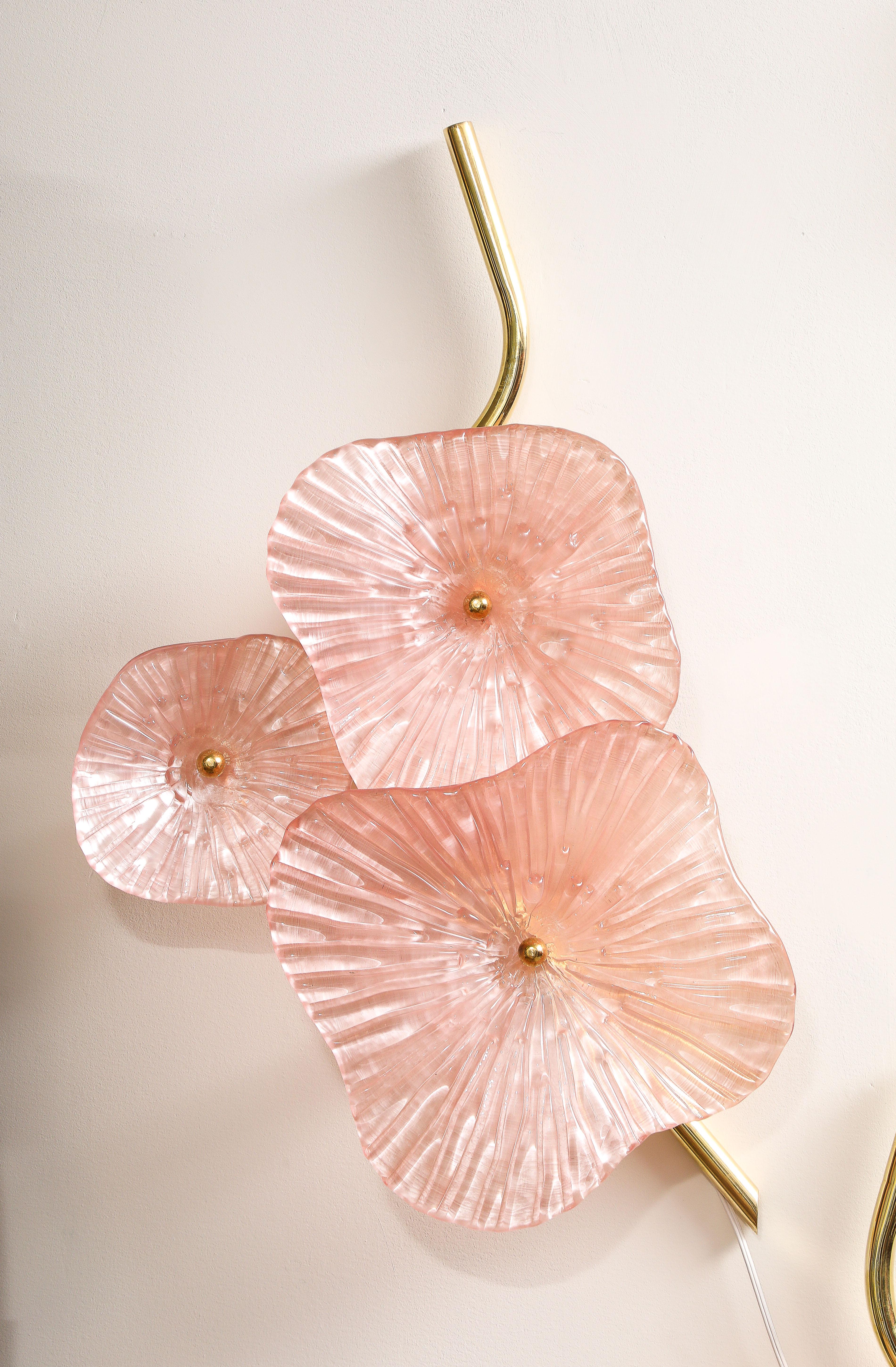 XXIe siècle et contemporain  Paire d'appliques en verre de Murano « Flower » et laiton rose pâle, Italie en vente