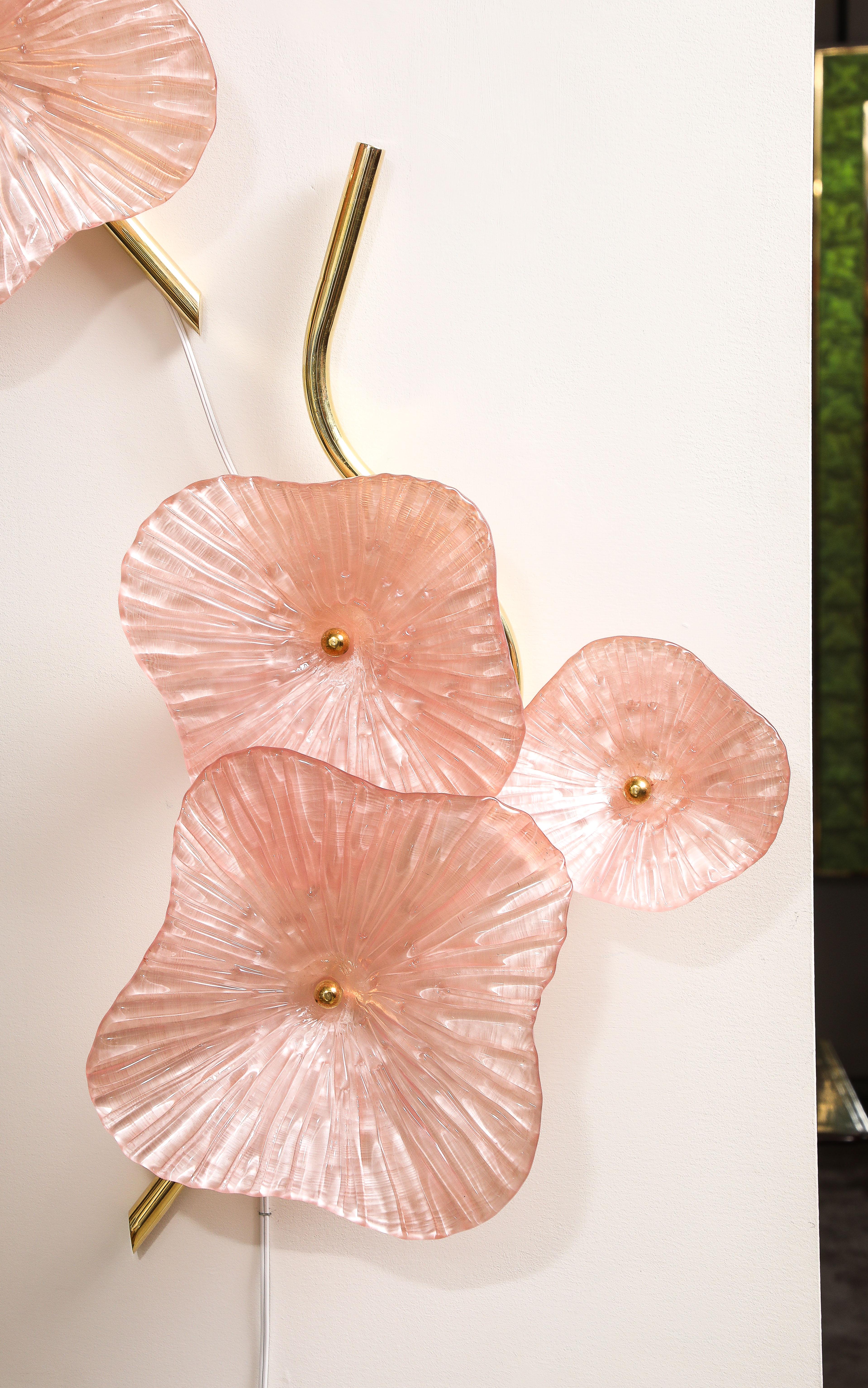 Laiton  Paire d'appliques en verre de Murano « Flower » et laiton rose pâle, Italie en vente