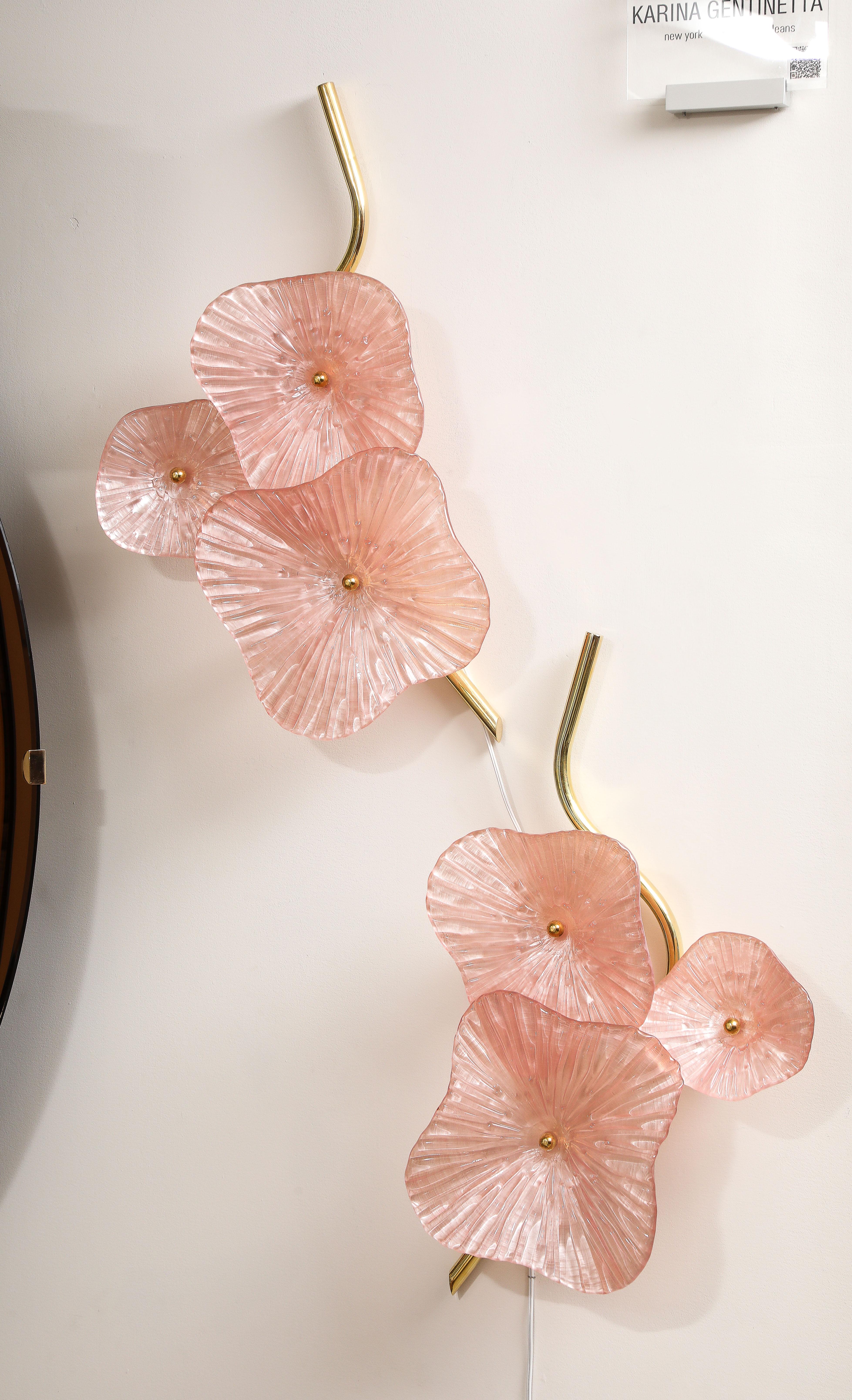  Paire d'appliques en verre de Murano « Flower » et laiton rose pâle, Italie en vente 1