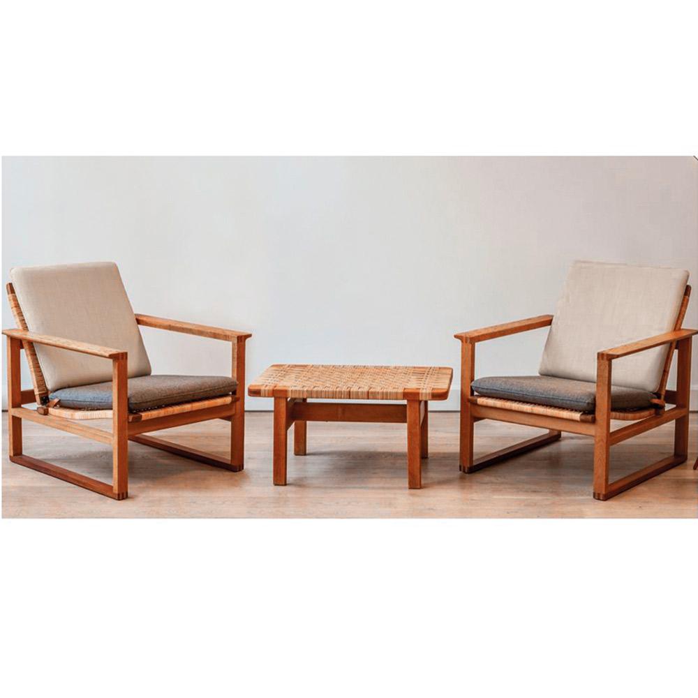 Mogensen designed the model 2256 chaise longue in 1956. These lounge chairs have a magnificent canework seat and back, which makes them beautiful on all sides, including the back. In addition to their comfort, they are characterized by the