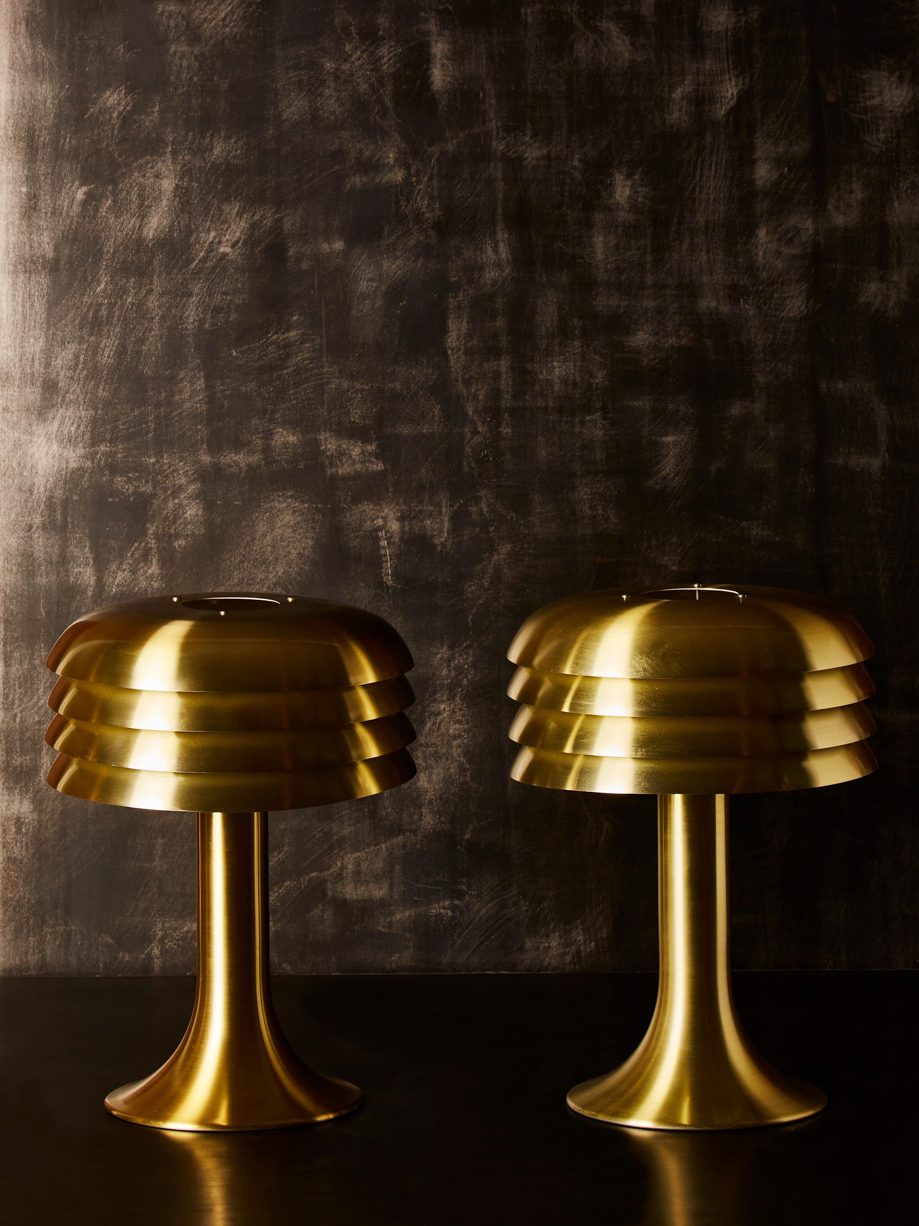 Pair of brass table lamps model BN 26 designed and produced by Hans Agne Jakobsson in the 1960s.

Made of a conical foot, and a lampshade made of four stacked curved layers letting the light go in between.