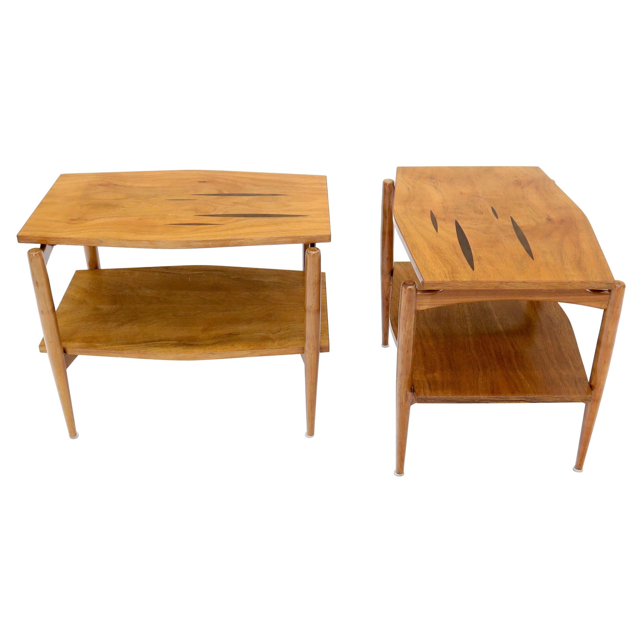 Paire de tables d'appoint en forme de bateau avec pieds sculptés et exposés