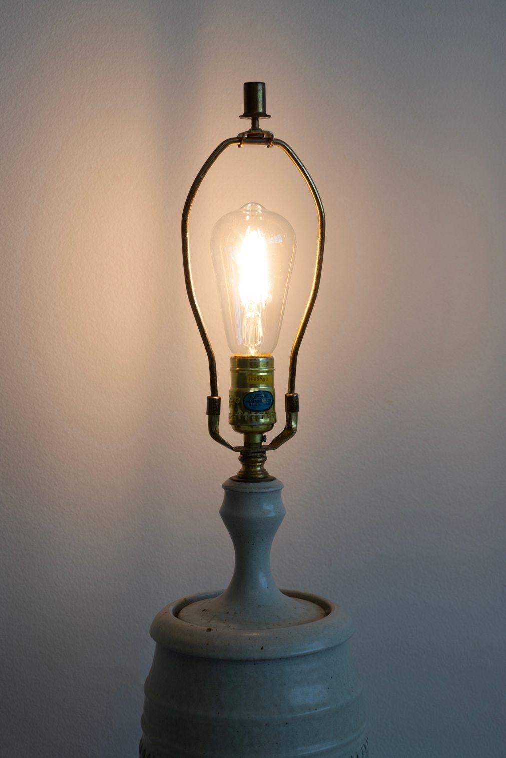 Coppia di lampade da tavolo in ceramica Bob Kinzie for Affiliated Craftsmen 1965c. in vendita 3