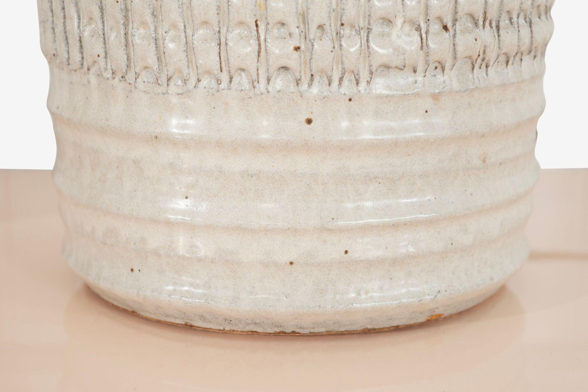 Ottone Coppia di lampade da tavolo in ceramica Bob Kinzie for Affiliated Craftsmen 1965c. in vendita