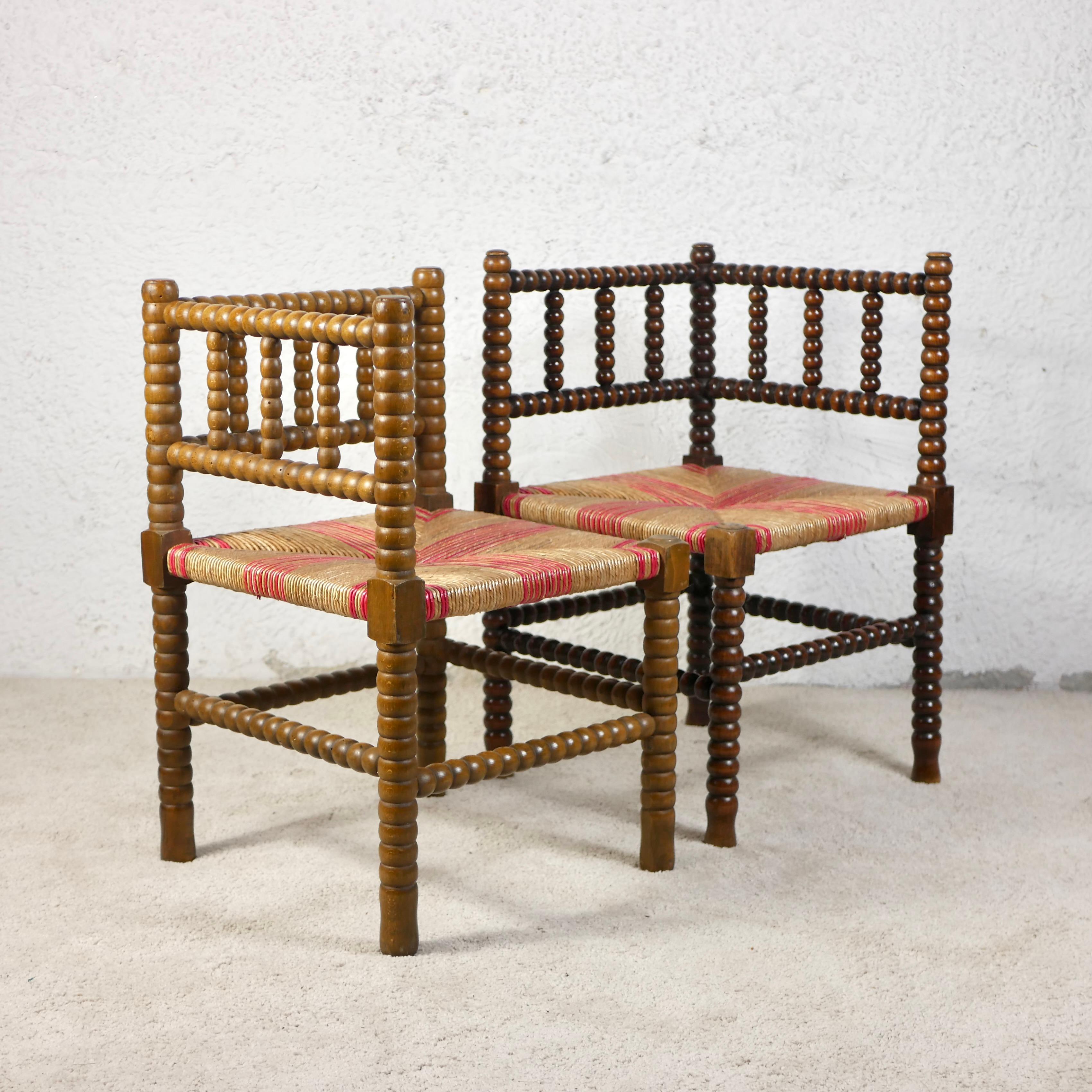 Belle paire de deux chaises d'angle, également appelées chaises Bobbin, fabriquées en France entre la seconde moitié du XIXe siècle et le début du XXe siècle. 
Ils constituaient des meubles courants, surtout à la campagne, et étaient utilisés comme