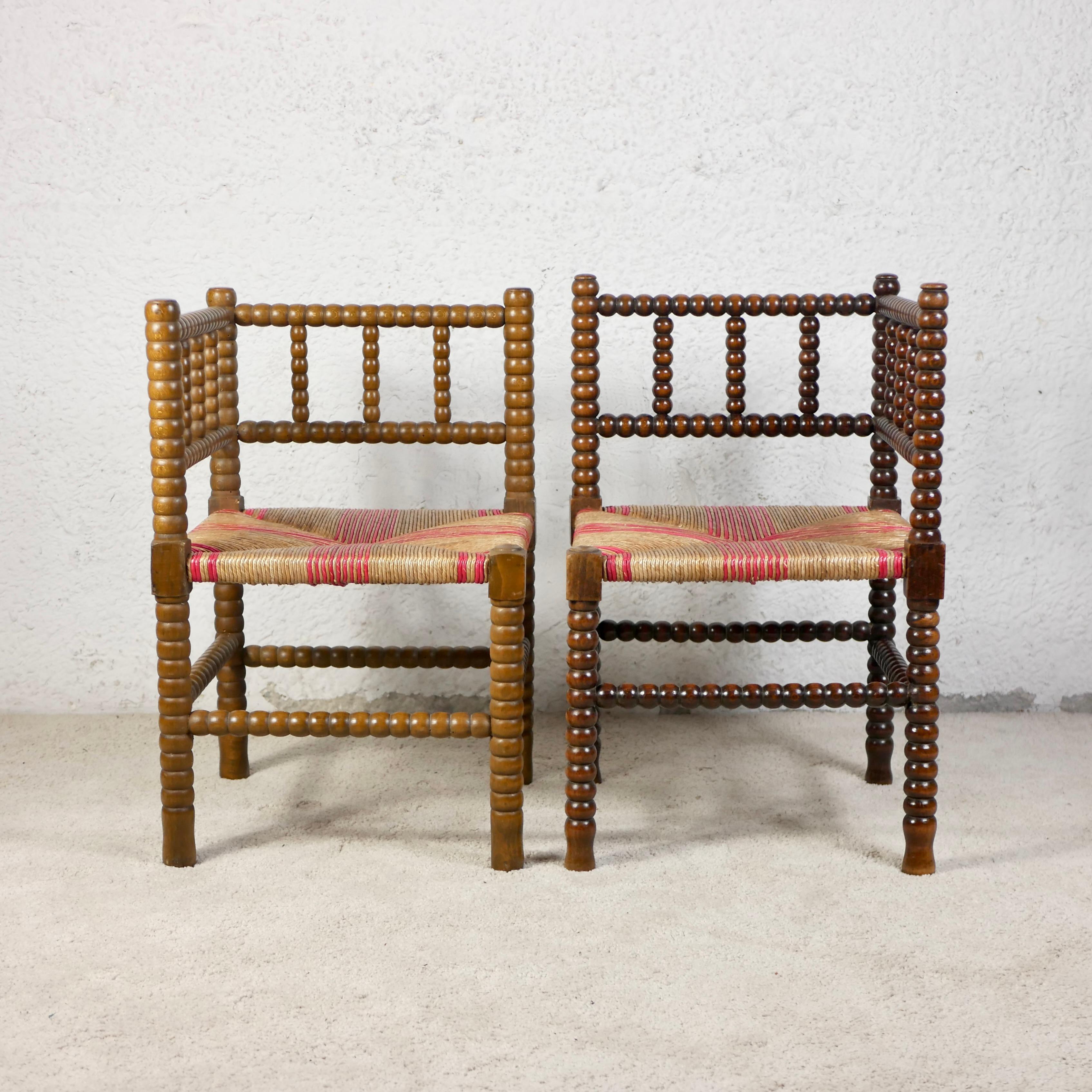 Provincial français Paire de chaises d'angle Bobbin, bois et paille, France, début du 20e siècle en vente