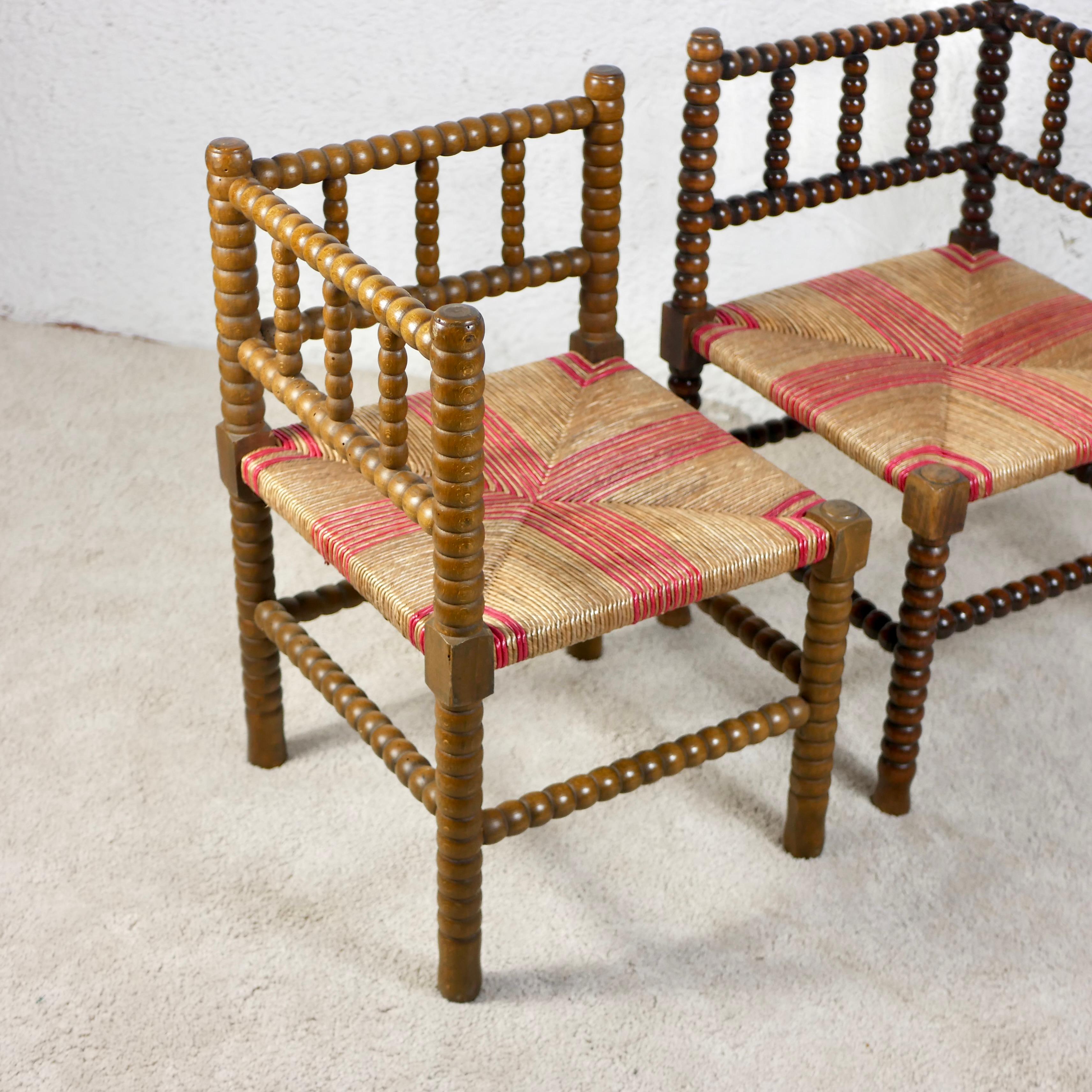 Français Paire de chaises d'angle Bobbin, bois et paille, France, début du 20e siècle en vente