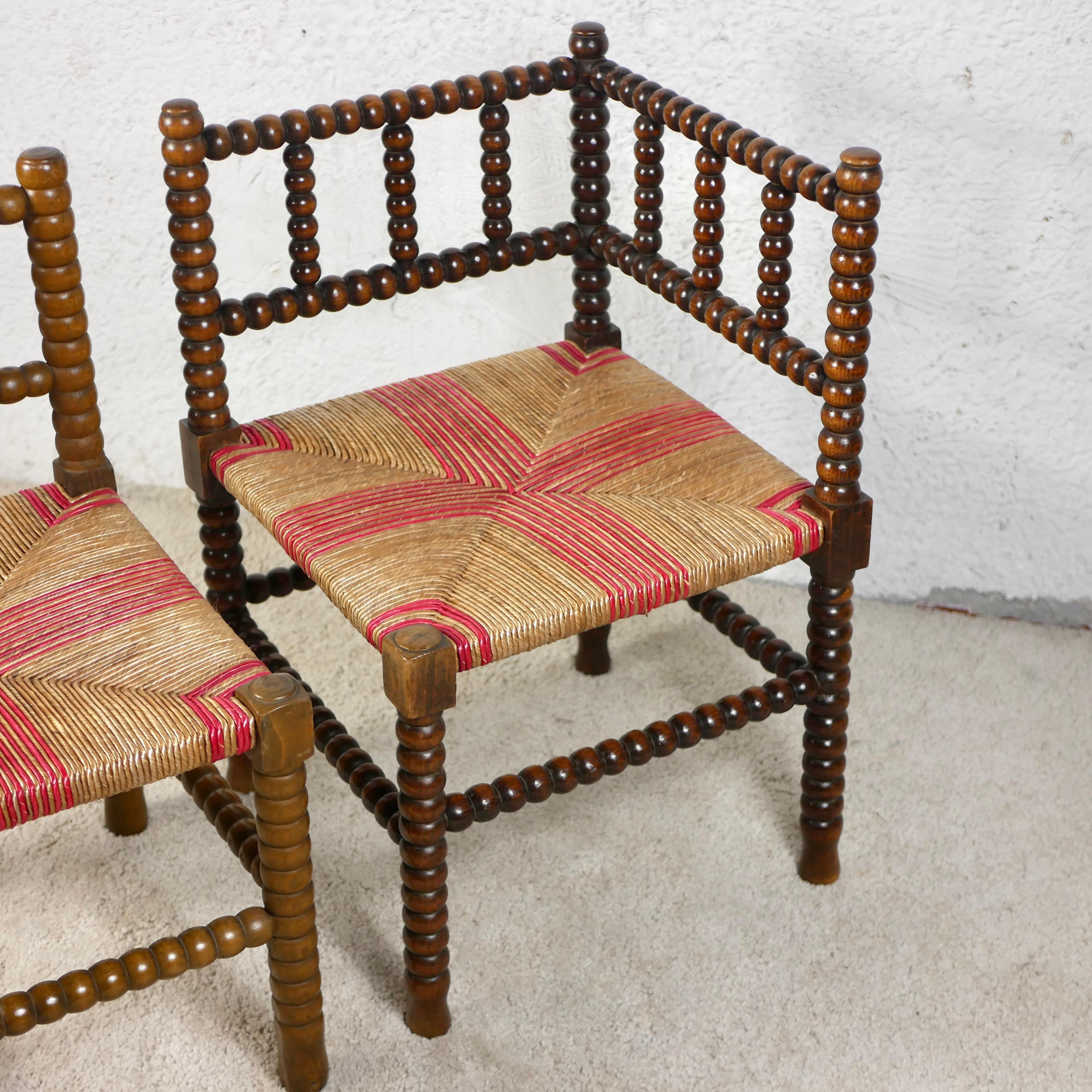 Tourné Paire de chaises d'angle Bobbin, bois et paille, France, début du 20e siècle en vente