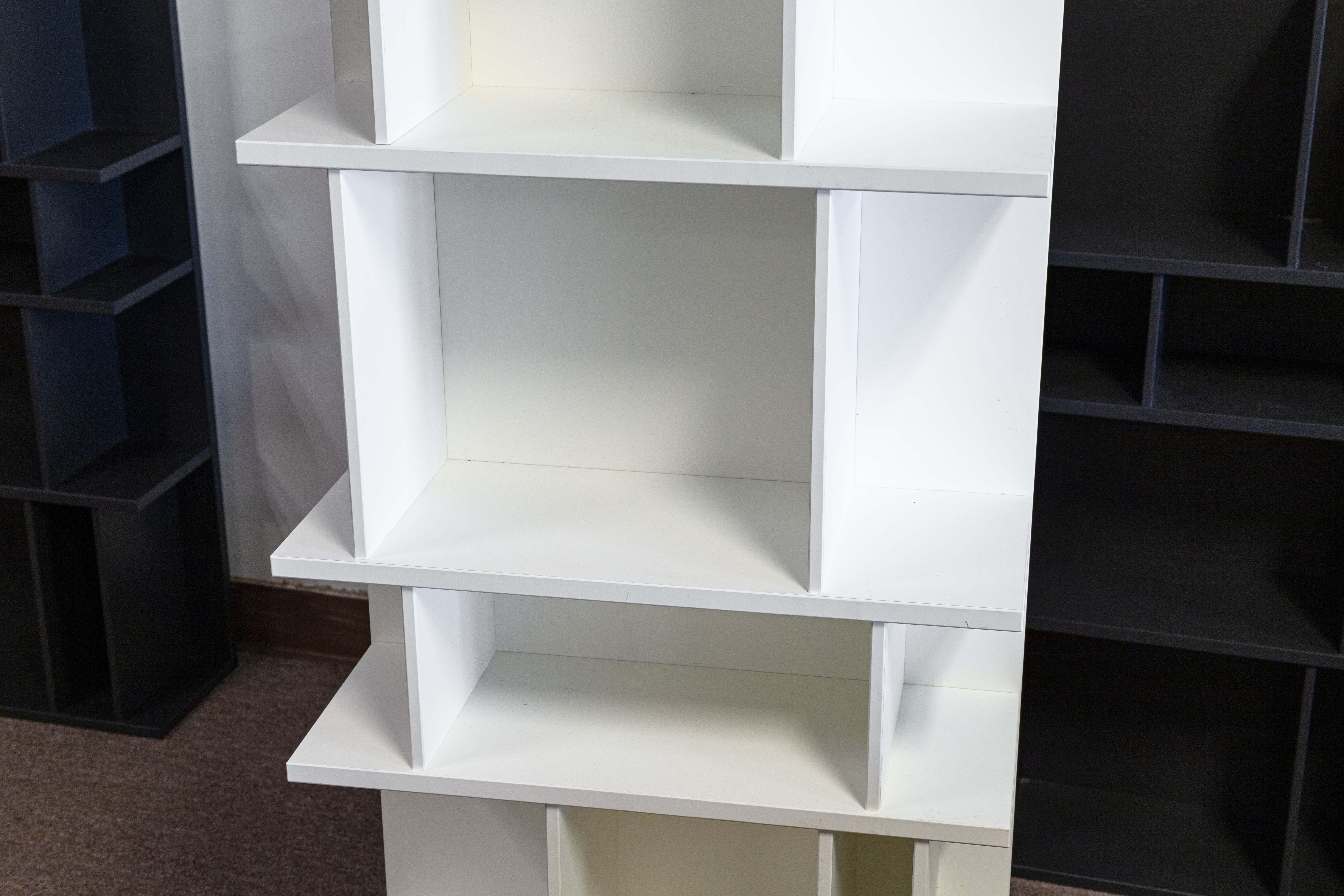 Coppia di scaffali contemporanei BoConcept Como System laccato bianco opaco In condizioni buone in vendita a Keego Harbor, MI