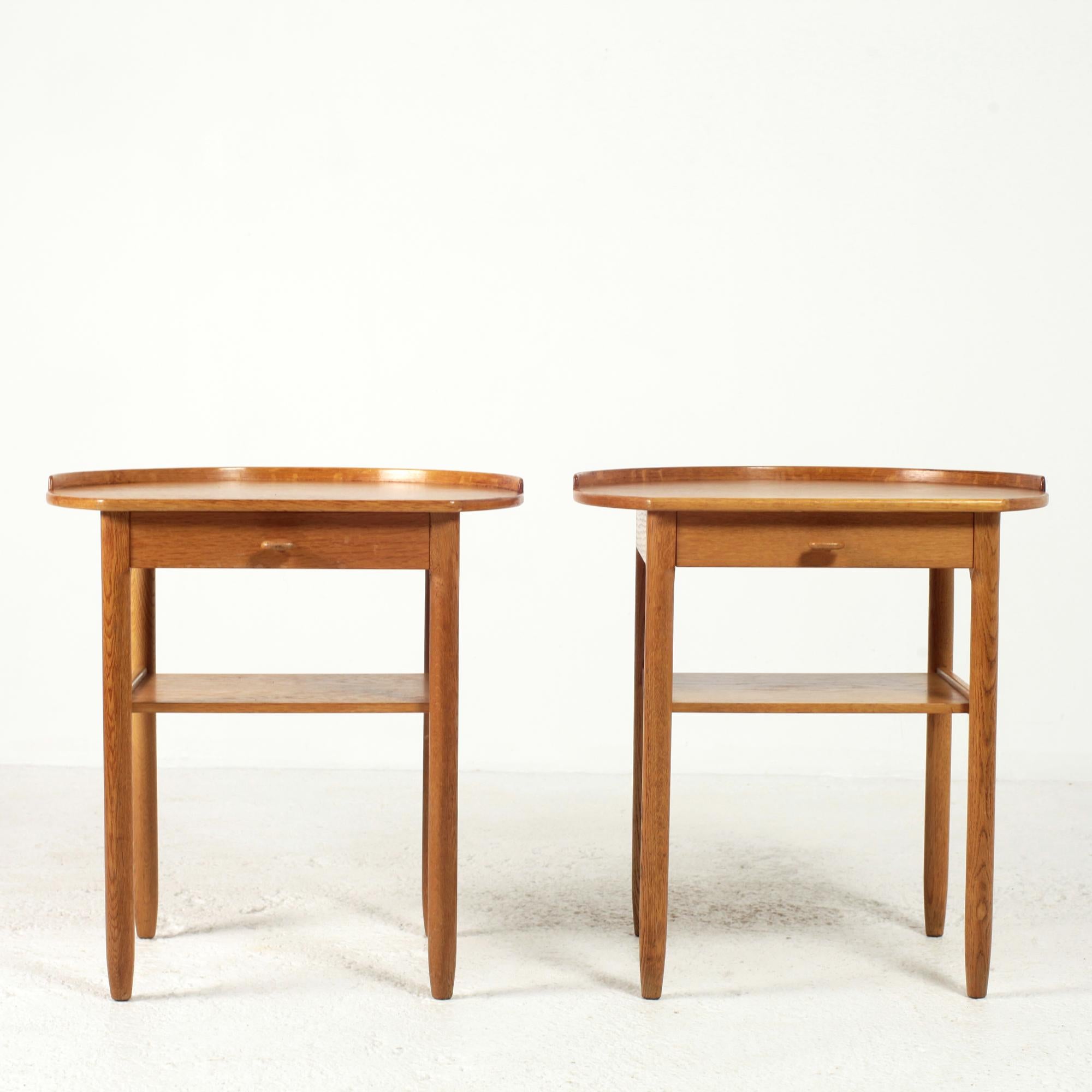 Rare pair of oak bedside tables designed in the sixties by Sven Engström and Gunnar Myrstrand for Bodafors Sweden.
Elegant rounded design with nice details like sculpted drawer handles and a rim around half the table tops.
Stamped.