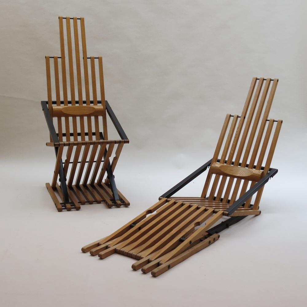 Importante et rare paire de chaises conçues par Jim Warren et produites par Pearl Dot, Angleterre, elles datent de 1979. Très intelligemment conçu pour refléter l'ensemble du corps humain, dans sa fonction et les positions que le corps humain peut