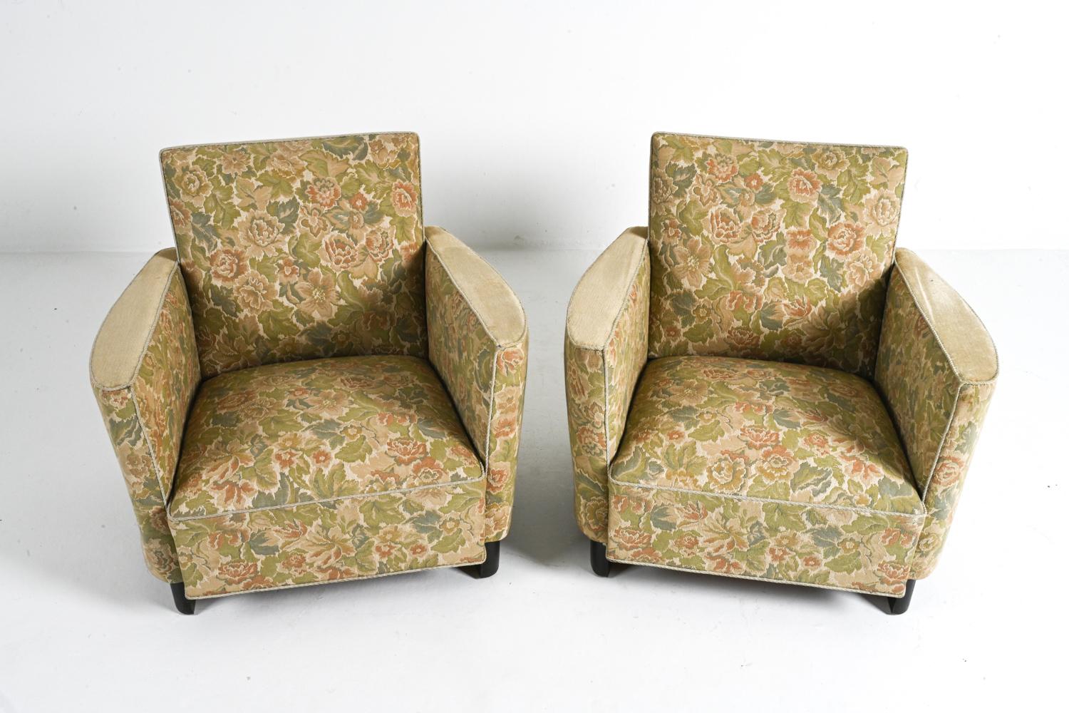 Immersa nel patrimonio del design danese, questa affascinante coppia di poltrone moderne della metà del secolo scorso, realizzate dalla Slagelse Mobelfabrik negli anni '40, emana una qualità senza tempo. La loro estetica classica e l'attenzione alla