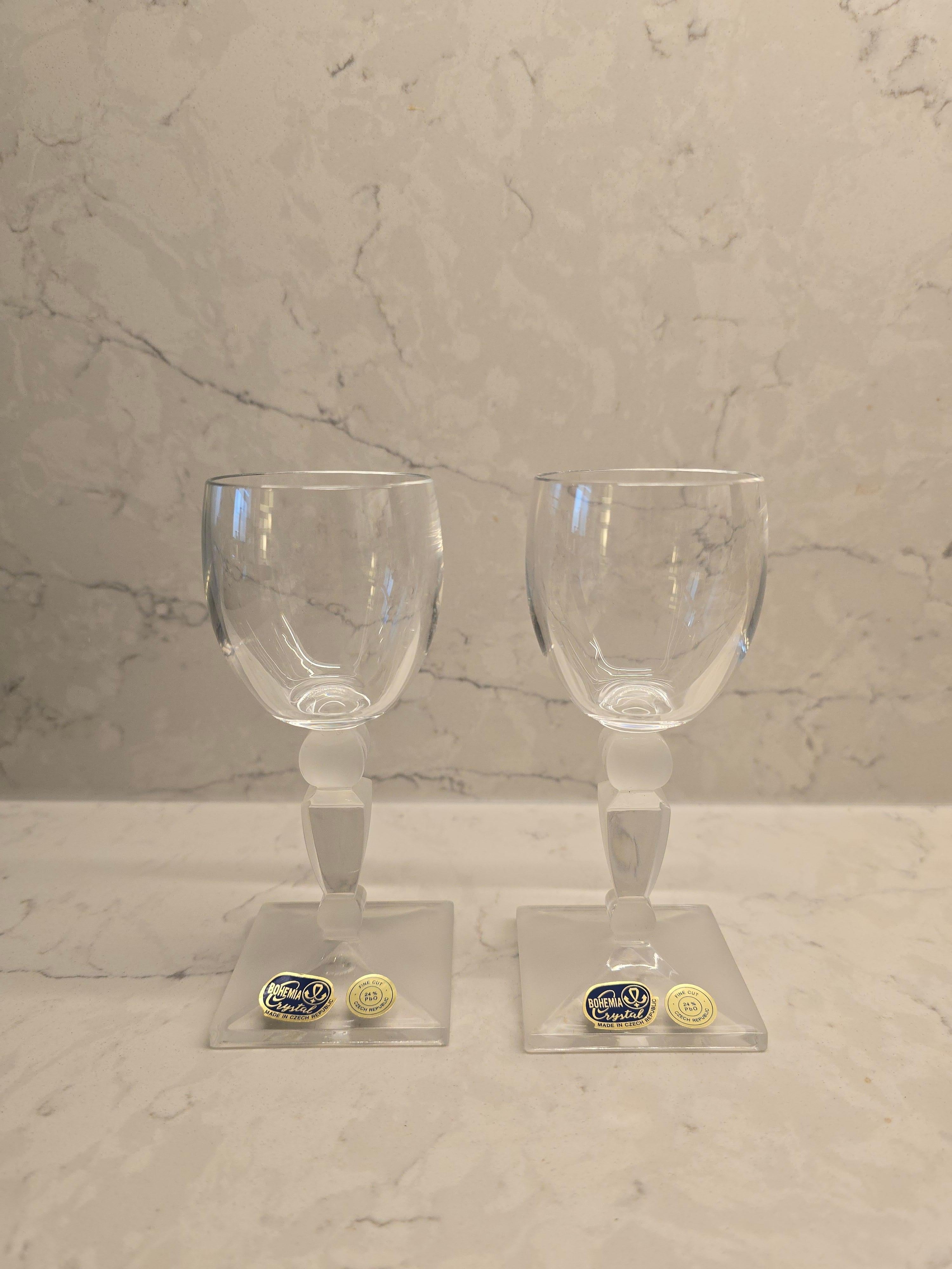 Paire de verres en cristal taillé à la main de la fin du 20e siècle par Bohemia Crystal. Sa finition est en verre clair et dépoli. Ils étaient finement coupés (24% Pbo). Fabriqué en République tchèque.
En bon/excellent état, ils semblent n'avoir