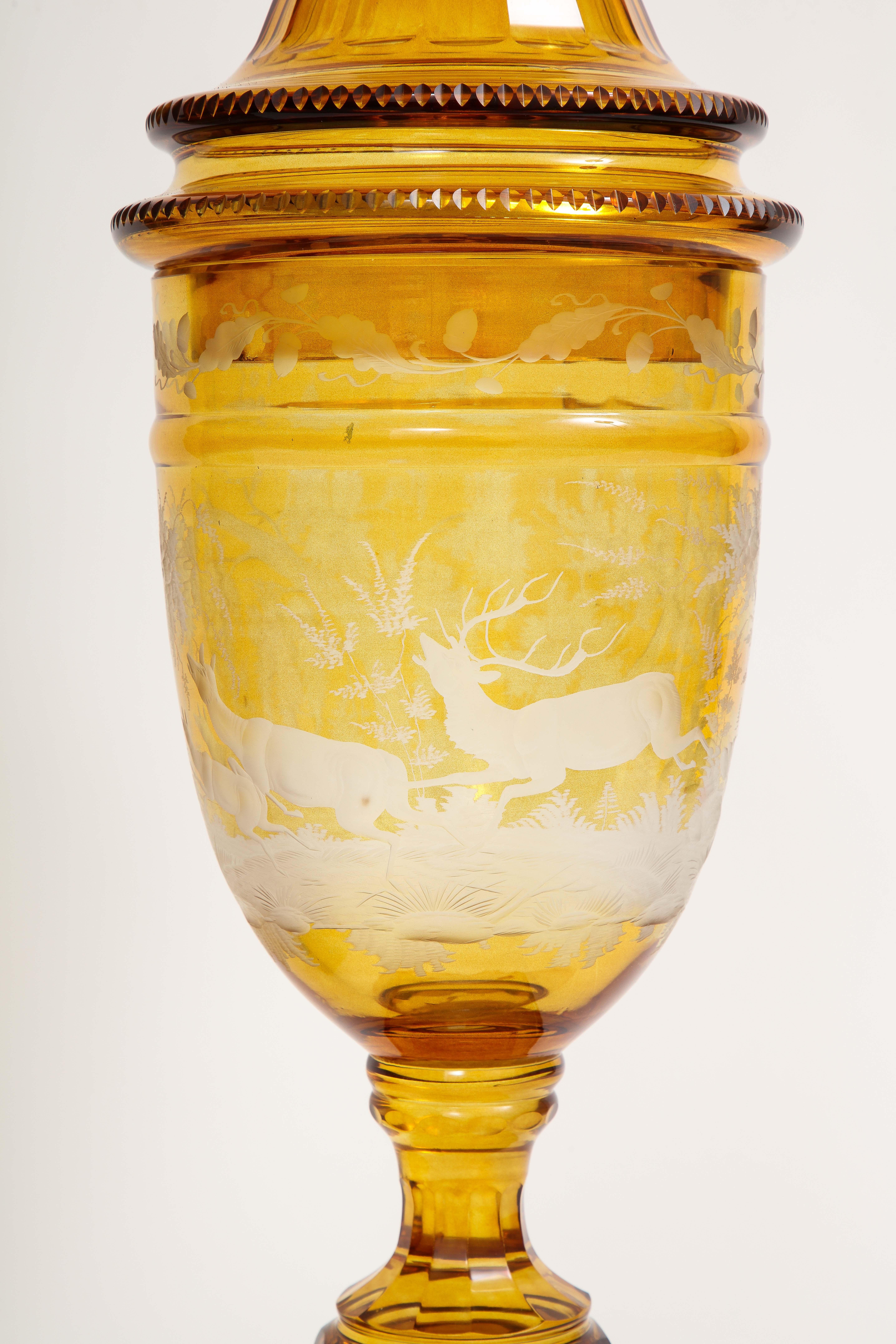 Paire de pokals de Bohème sculptés et gravés à la main, 1880 Bon état - En vente à New York, NY