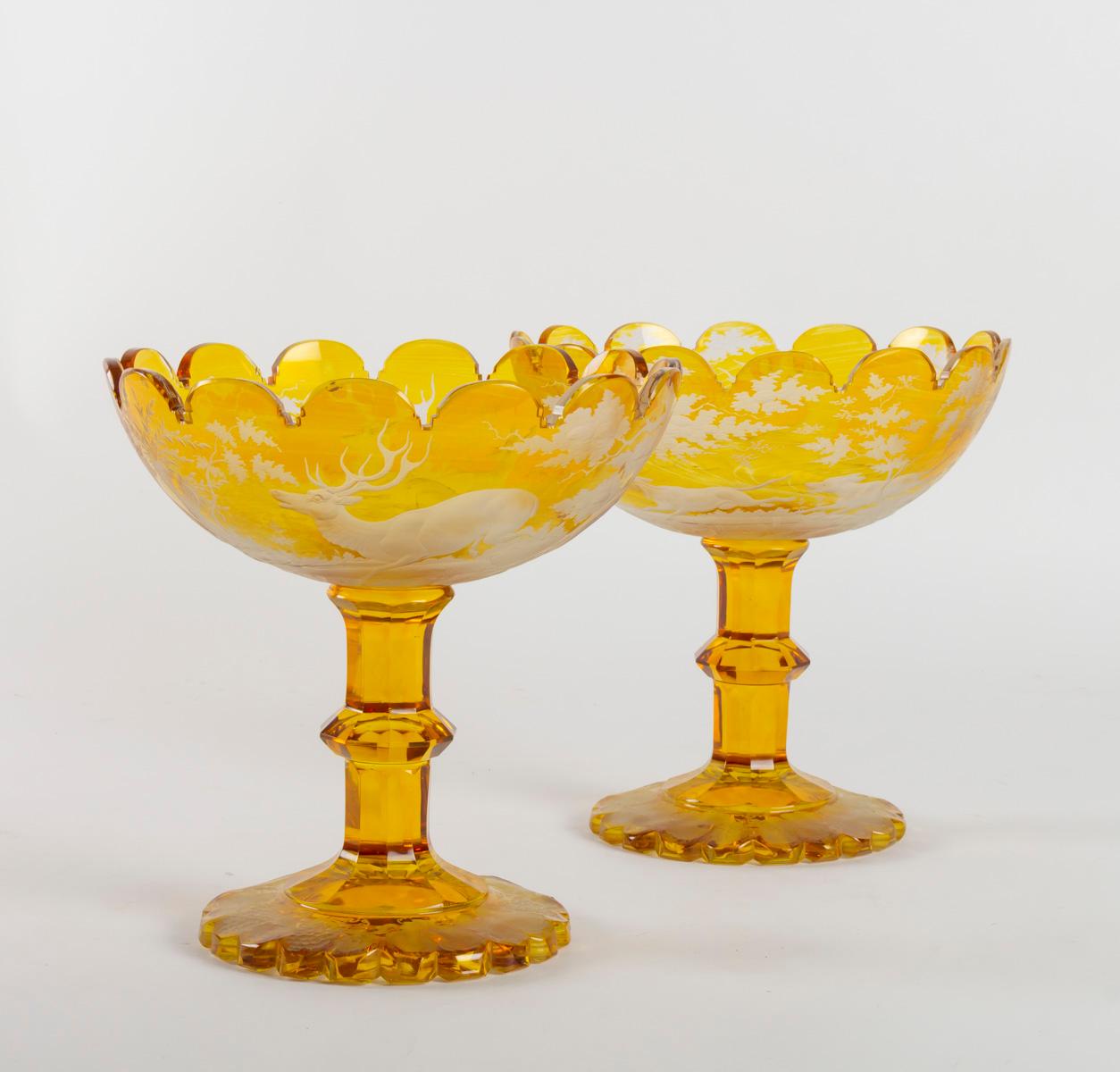 Pair of Bohemian crystal bowls engraved with hunting scenes, 19th century, Napoleon III.
Measures: H 23cm, D 22.