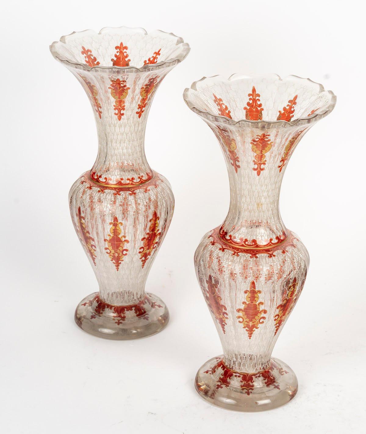 Pareja de jarrones de cristal de Bohemia, decoración esmaltada, Napoleón III, S. XIX Francés en venta