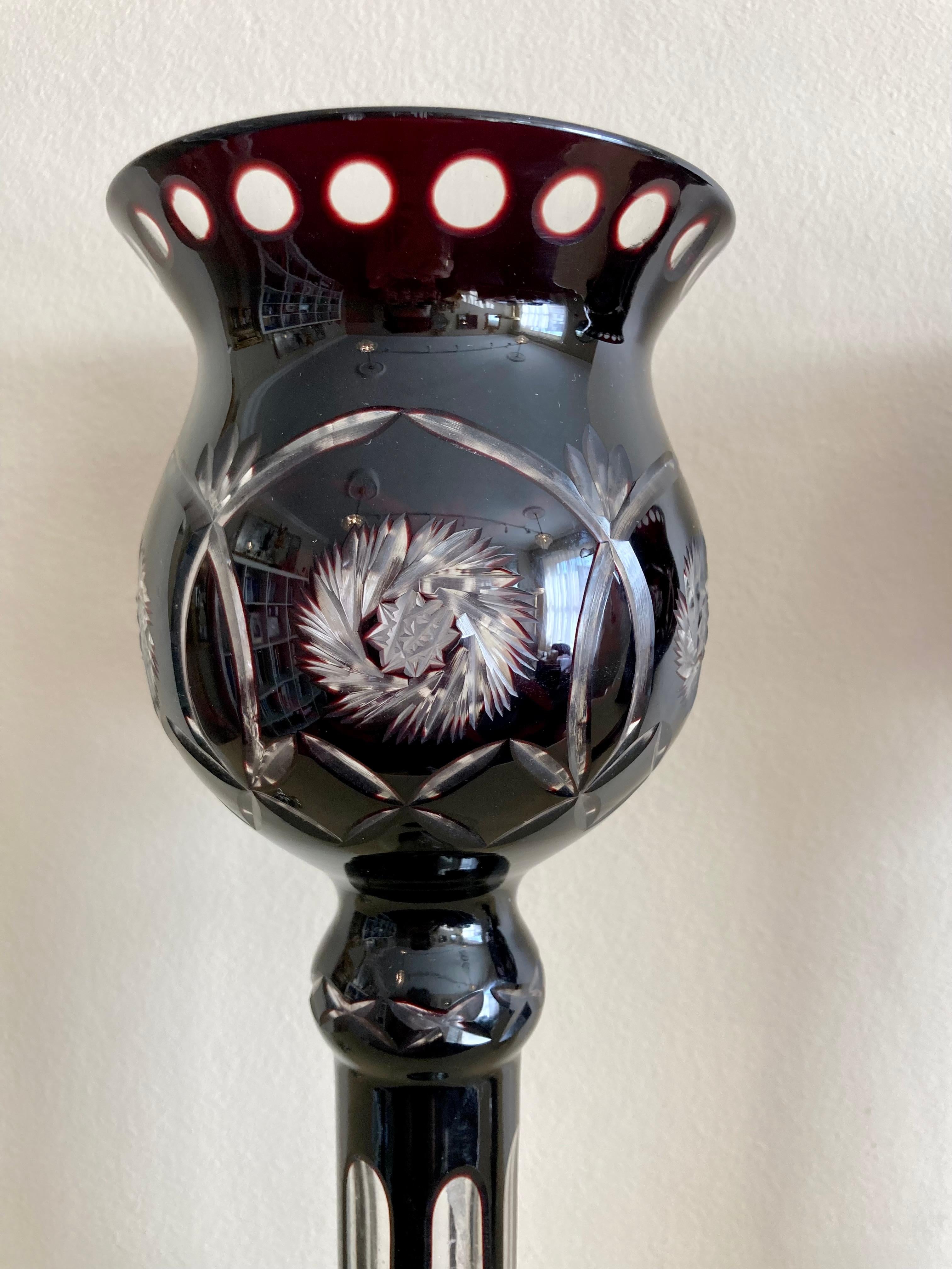 Ein auffälliges und ungewöhnliches Paar böhmischer Kerzenlampen aus geschliffenem Glas aus dem 19. Jahrhundert in tiefer Preiselbeerfarbe

Höhe 28cm

Breite 9.5 cm

Während der Renaissance und des Hochbarocks - vom 16. Jahrhundert bis etwa 1750 -