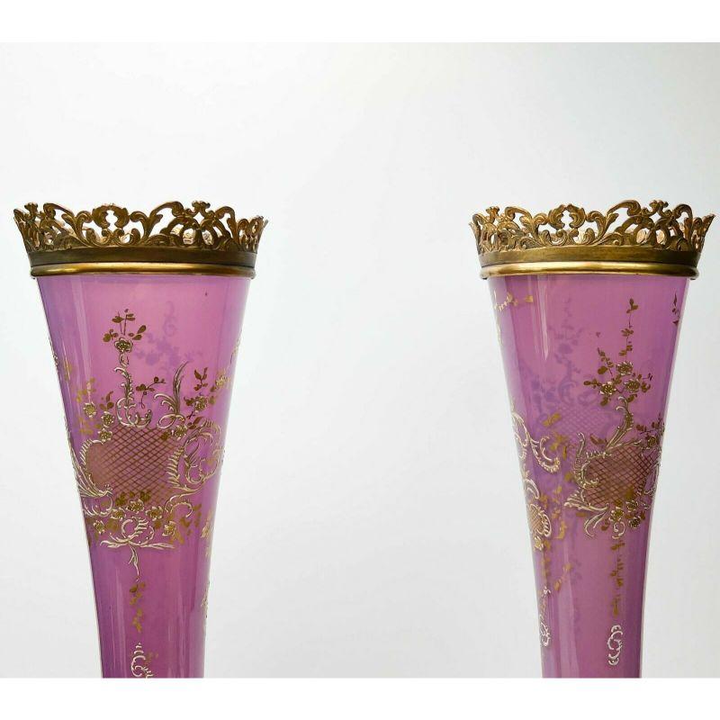 Paire de vases de Bohème en verre violet émaillé et bronze doré montés, 19ème siècle Bon état - En vente à Gardena, CA
