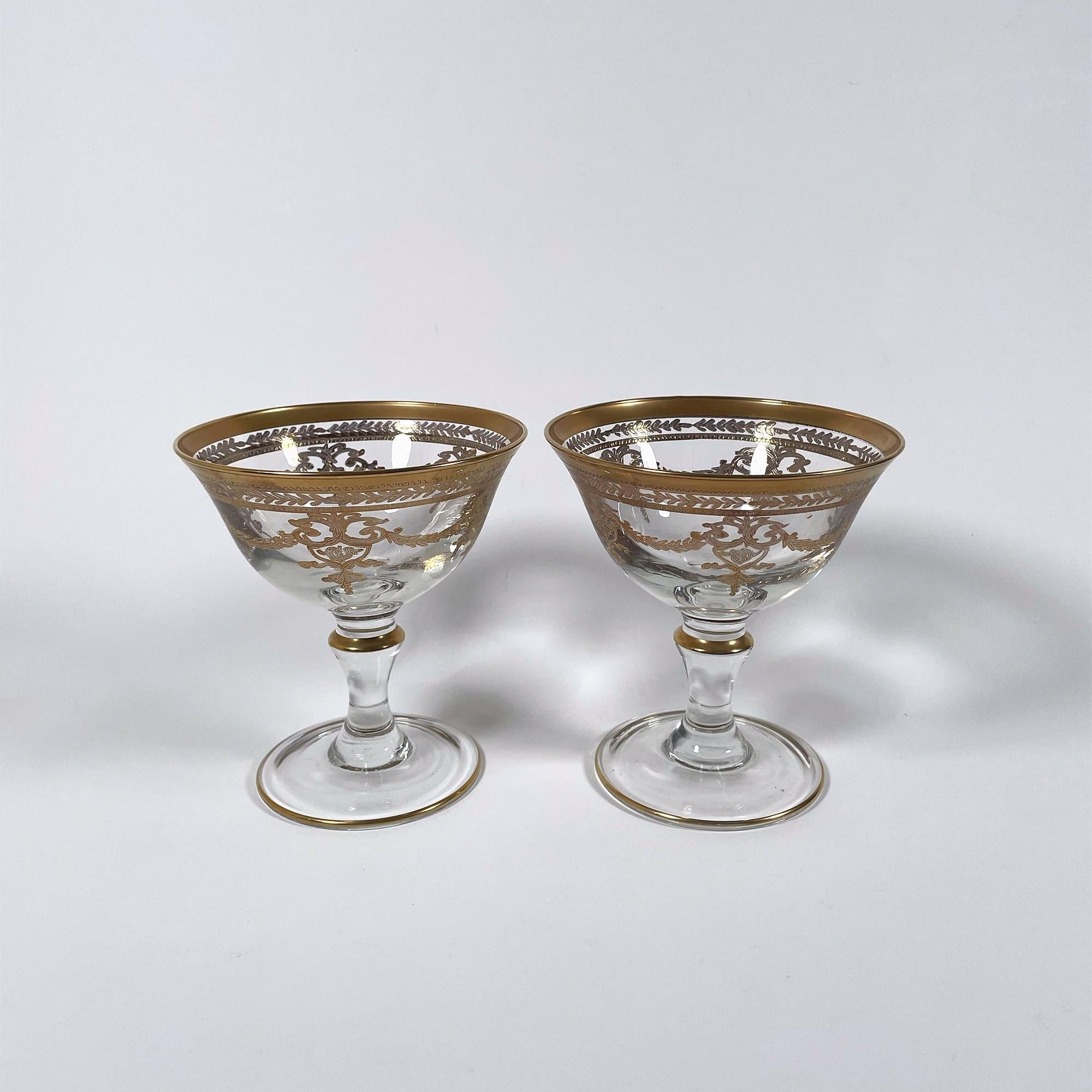 Trasforma la tua esperienza culinaria con questa eccezionale coppia di ciotole in vetro ornate da intricate incisioni e opulenti accenti in foglia d'oro. Questi squisiti pezzi, che risalgono agli anni '60, emanano un'eleganza e una raffinatezza