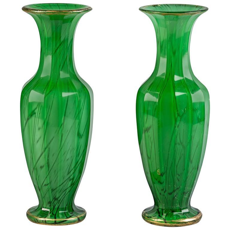 Paar böhmische Vasen aus grünem und vergoldetem Glas, um 1840 (19. Jahrhundert) im Angebot