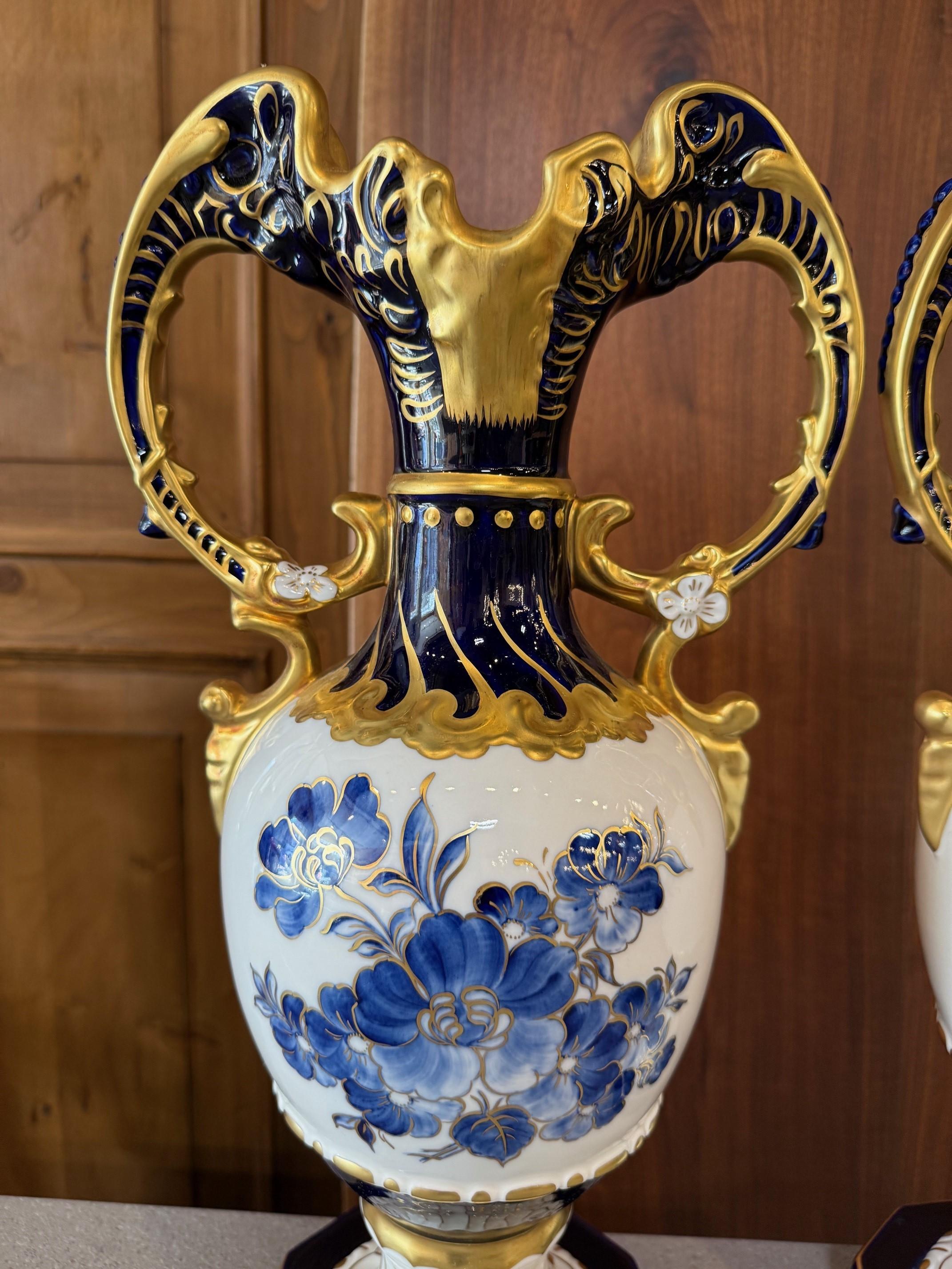 Coppia di vasi in porcellana boema Royal Dux blu cobalto, bianco e oro in vendita 4
