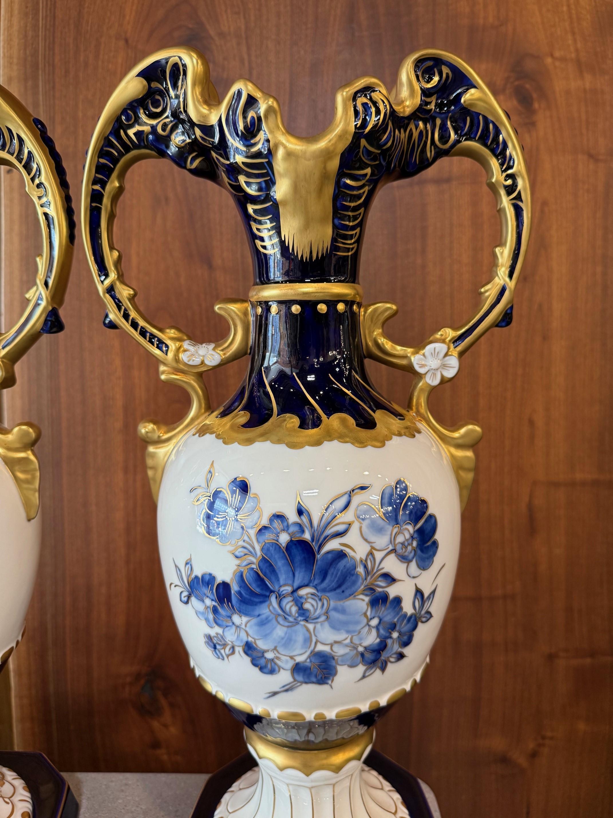 Coppia di vasi in porcellana boema Royal Dux blu cobalto, bianco e oro in vendita 5