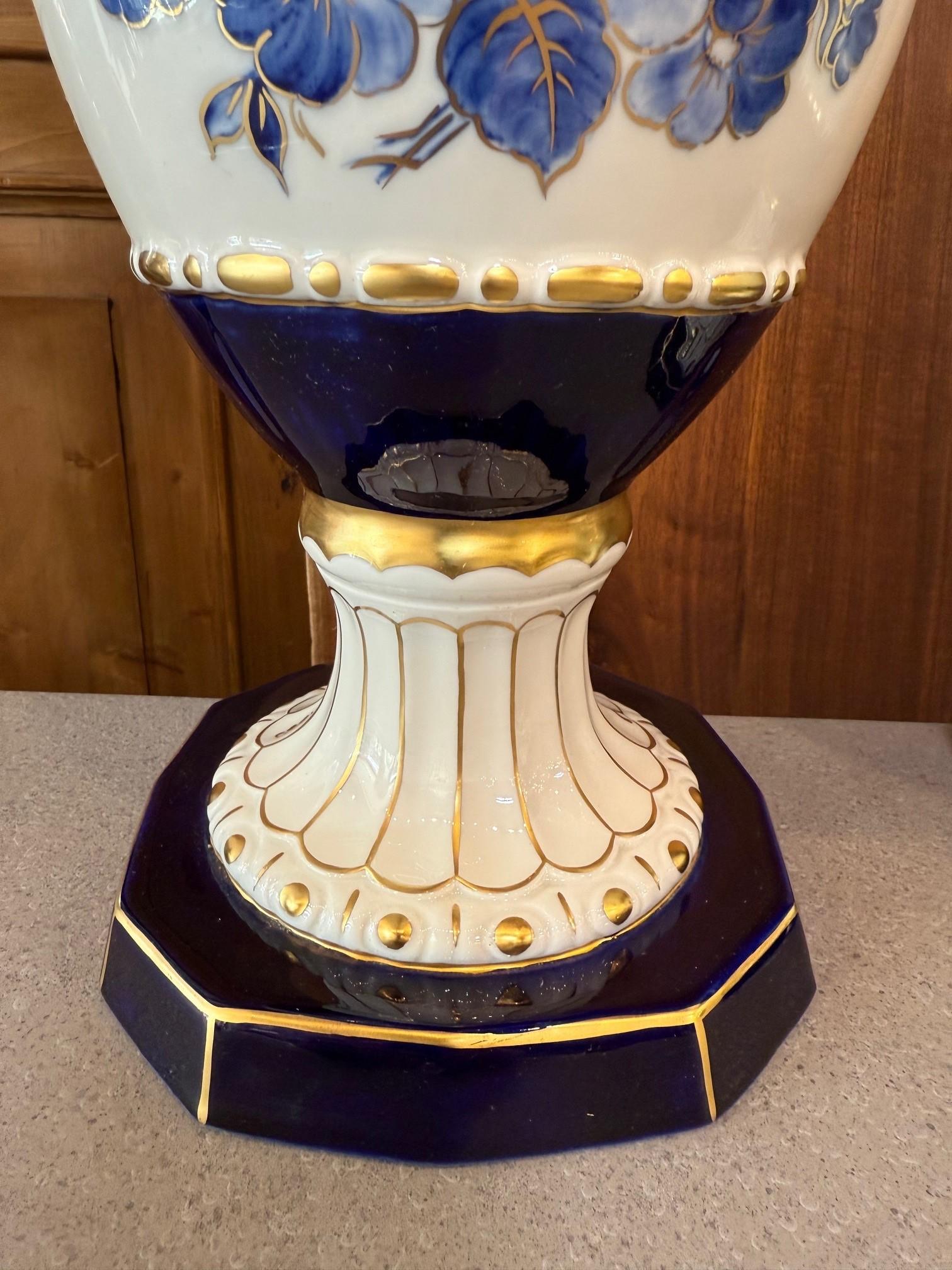 Coppia di vasi in porcellana boema Royal Dux blu cobalto, bianco e oro in vendita 8