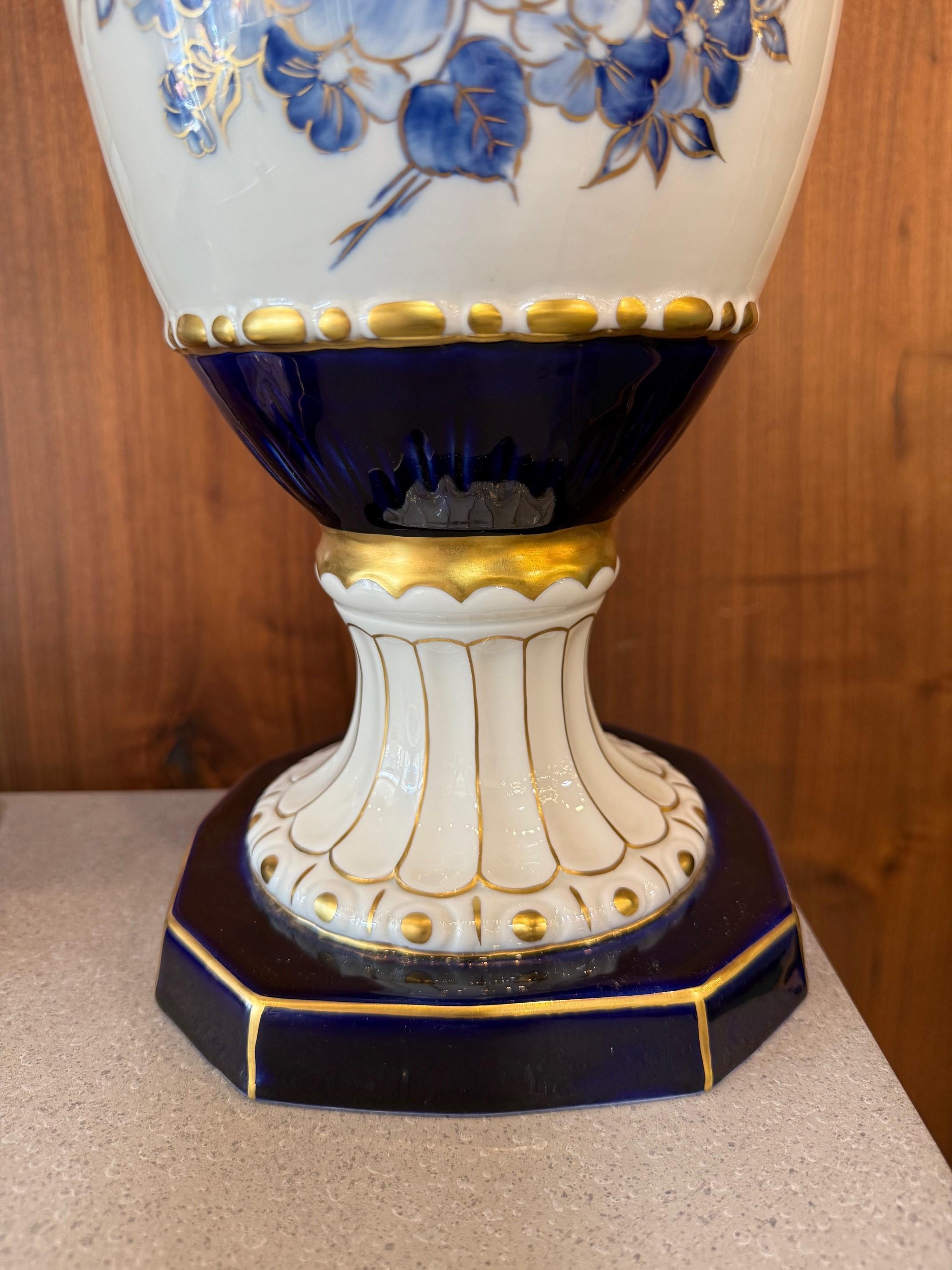 Coppia di vasi in porcellana boema Royal Dux blu cobalto, bianco e oro in vendita 9