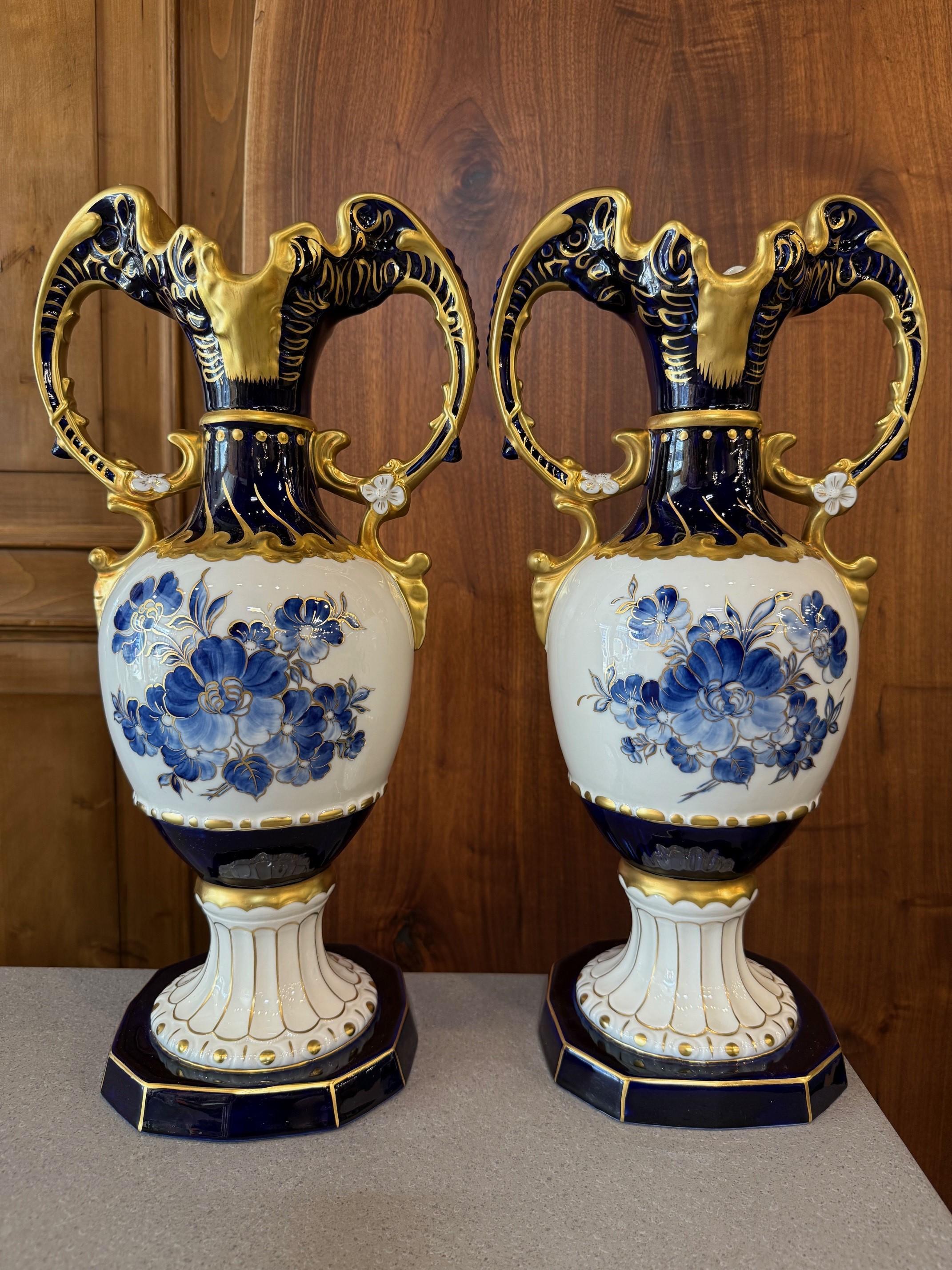 Coppia di autentici vasi a doppio manico in porcellana boema Royal Dux blu cobalto, bianco e oro dipinti a mano Made in Repubblica Ceca, vasi ad anfora. Bellissimo set di vasi Royal Dux Bohemia in blu cobalto, azzurro e oro su sfondo bianco. Si