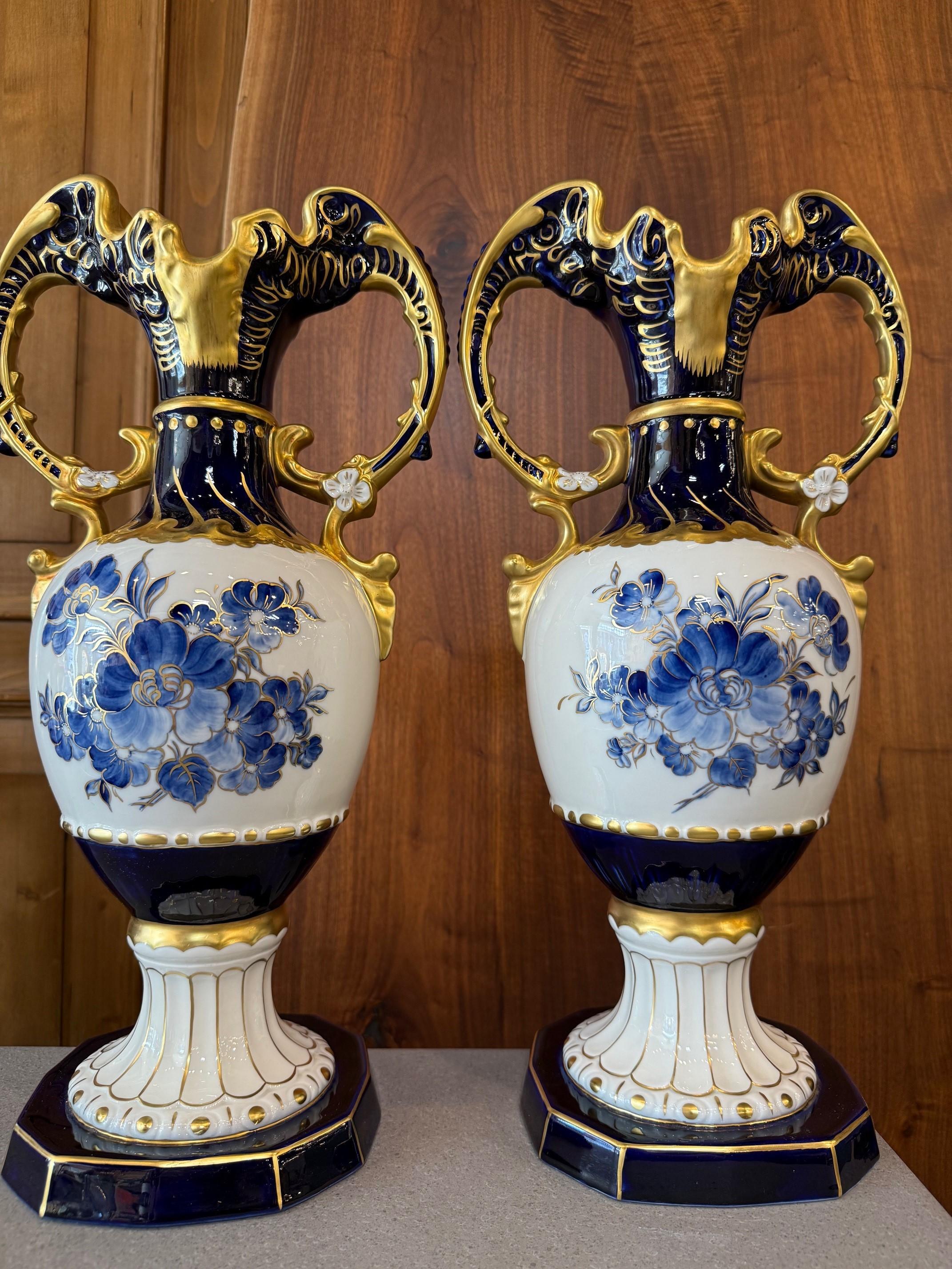 Ceco Coppia di vasi in porcellana boema Royal Dux blu cobalto, bianco e oro in vendita