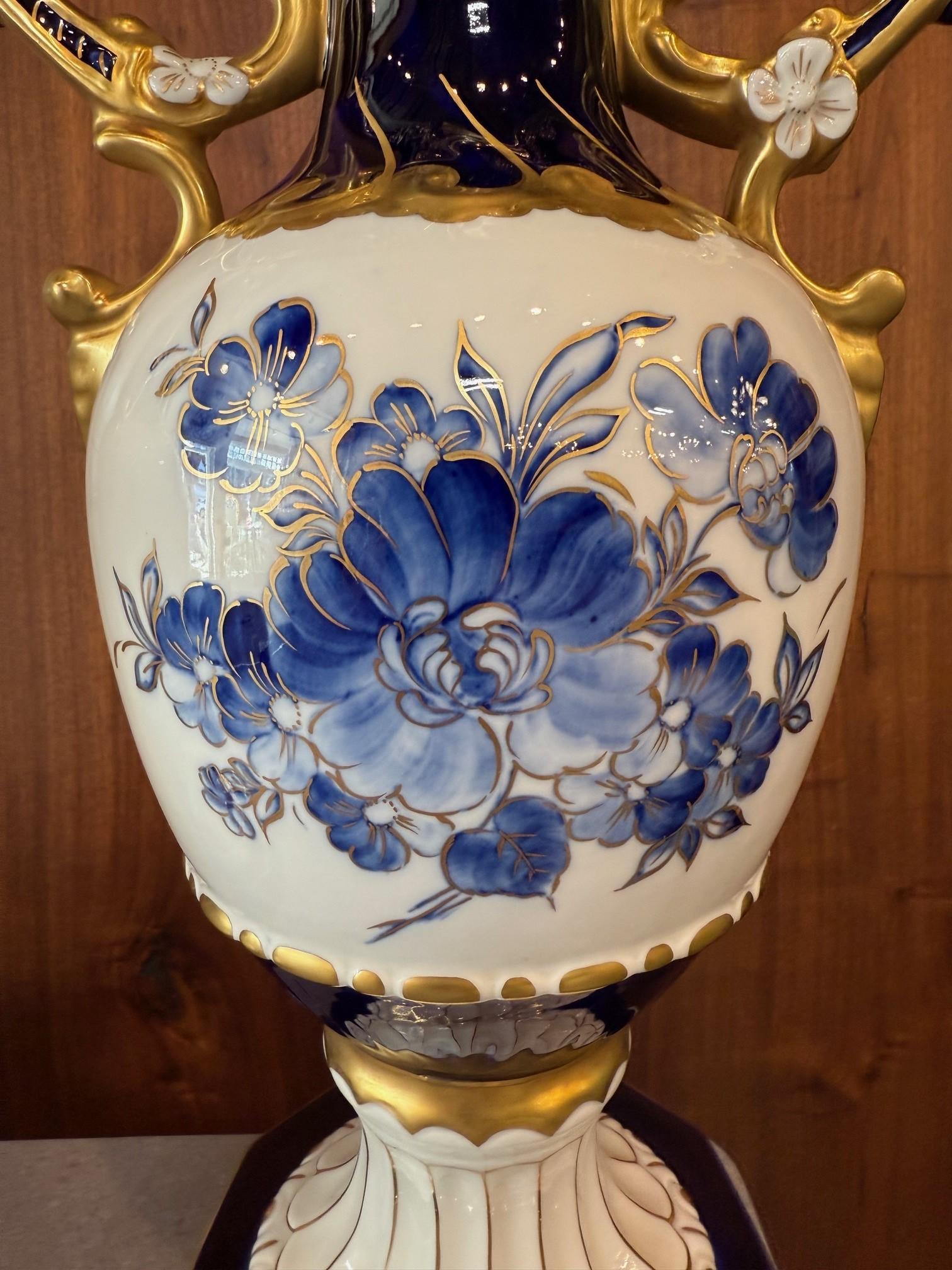 Coppia di vasi in porcellana boema Royal Dux blu cobalto, bianco e oro In condizioni buone in vendita a Stamford, CT