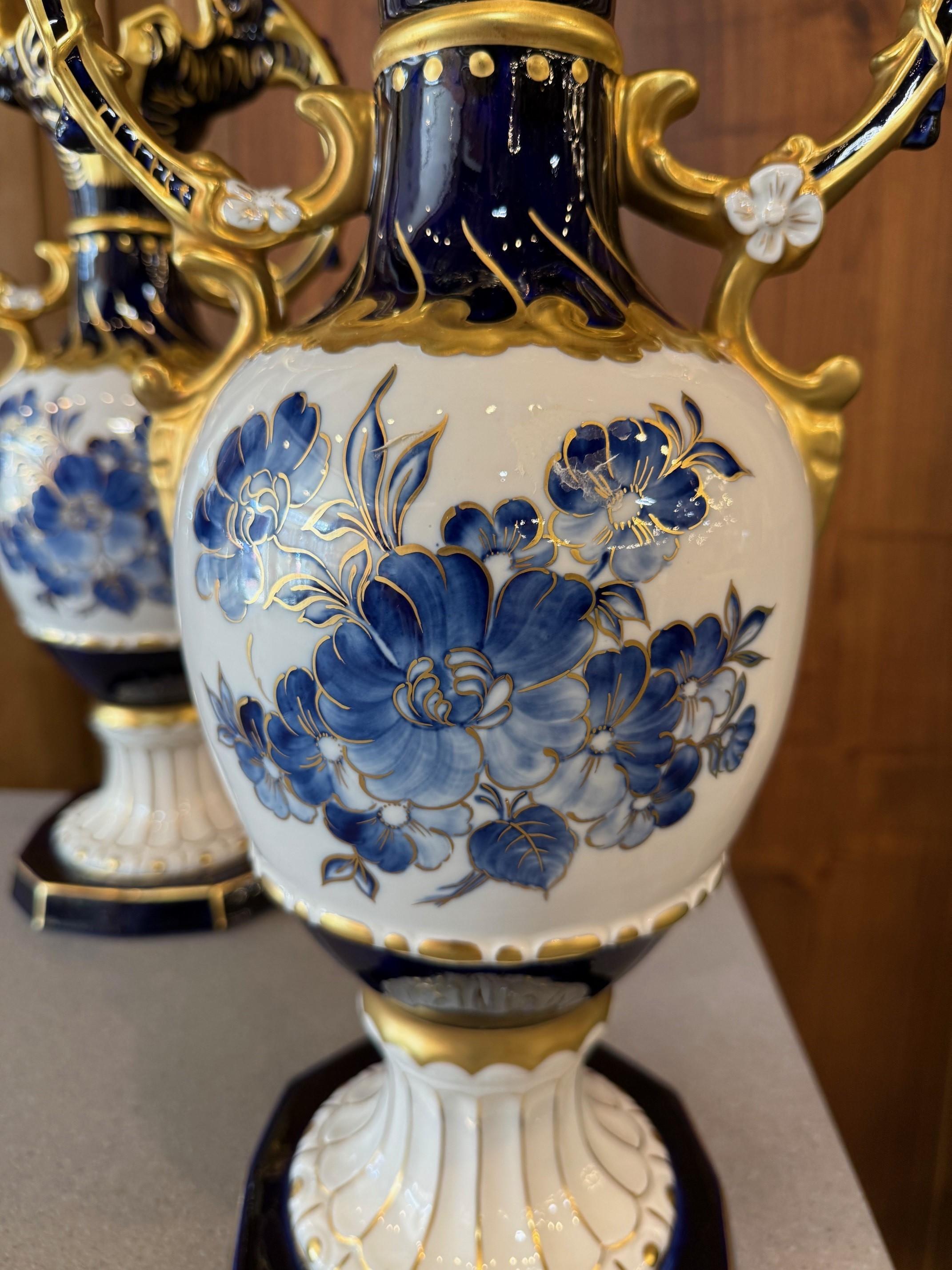 XX secolo Coppia di vasi in porcellana boema Royal Dux blu cobalto, bianco e oro in vendita