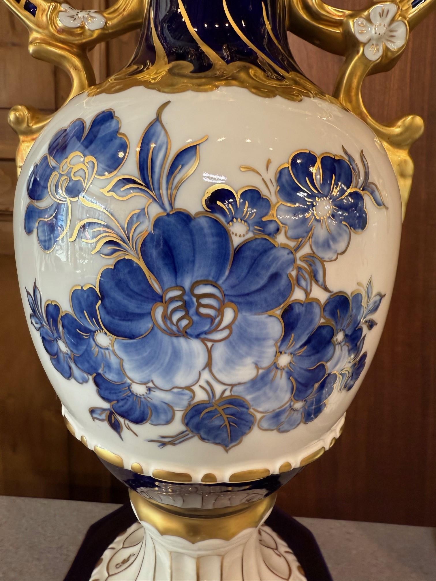 Porcellana Coppia di vasi in porcellana boema Royal Dux blu cobalto, bianco e oro in vendita