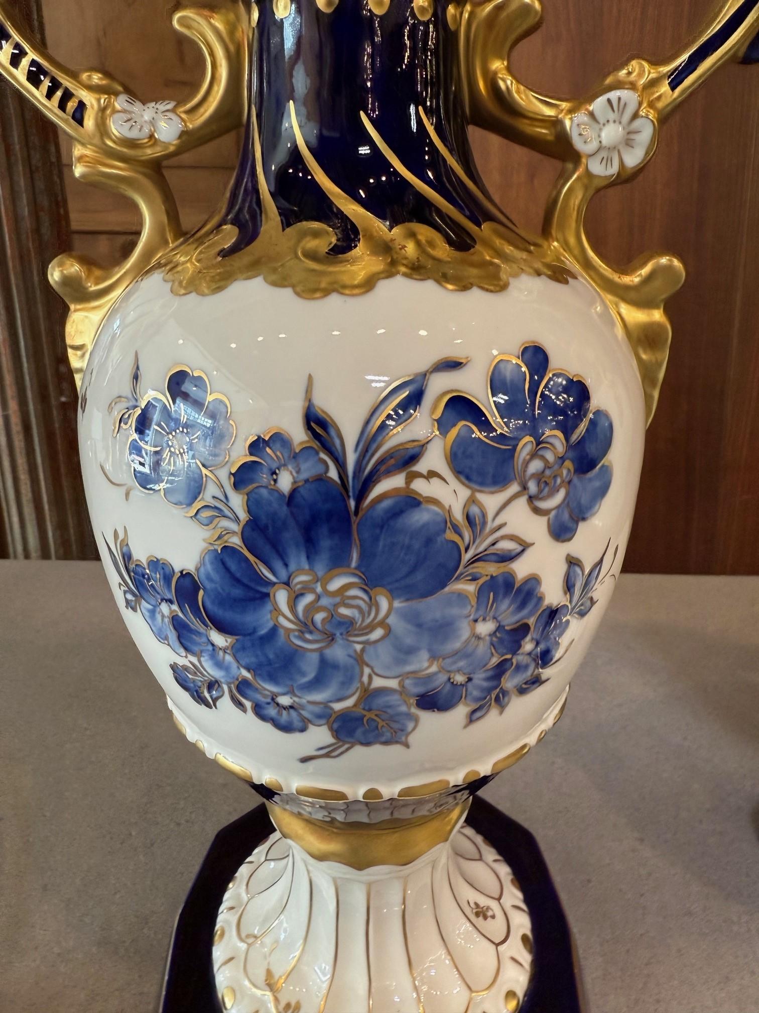 Coppia di vasi in porcellana boema Royal Dux blu cobalto, bianco e oro in vendita 1